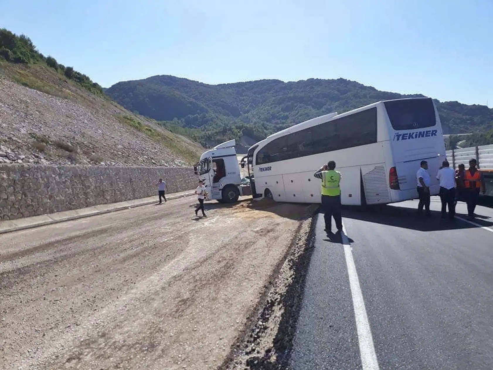 Yolcu otobüsü ile kamyon çarpıştı