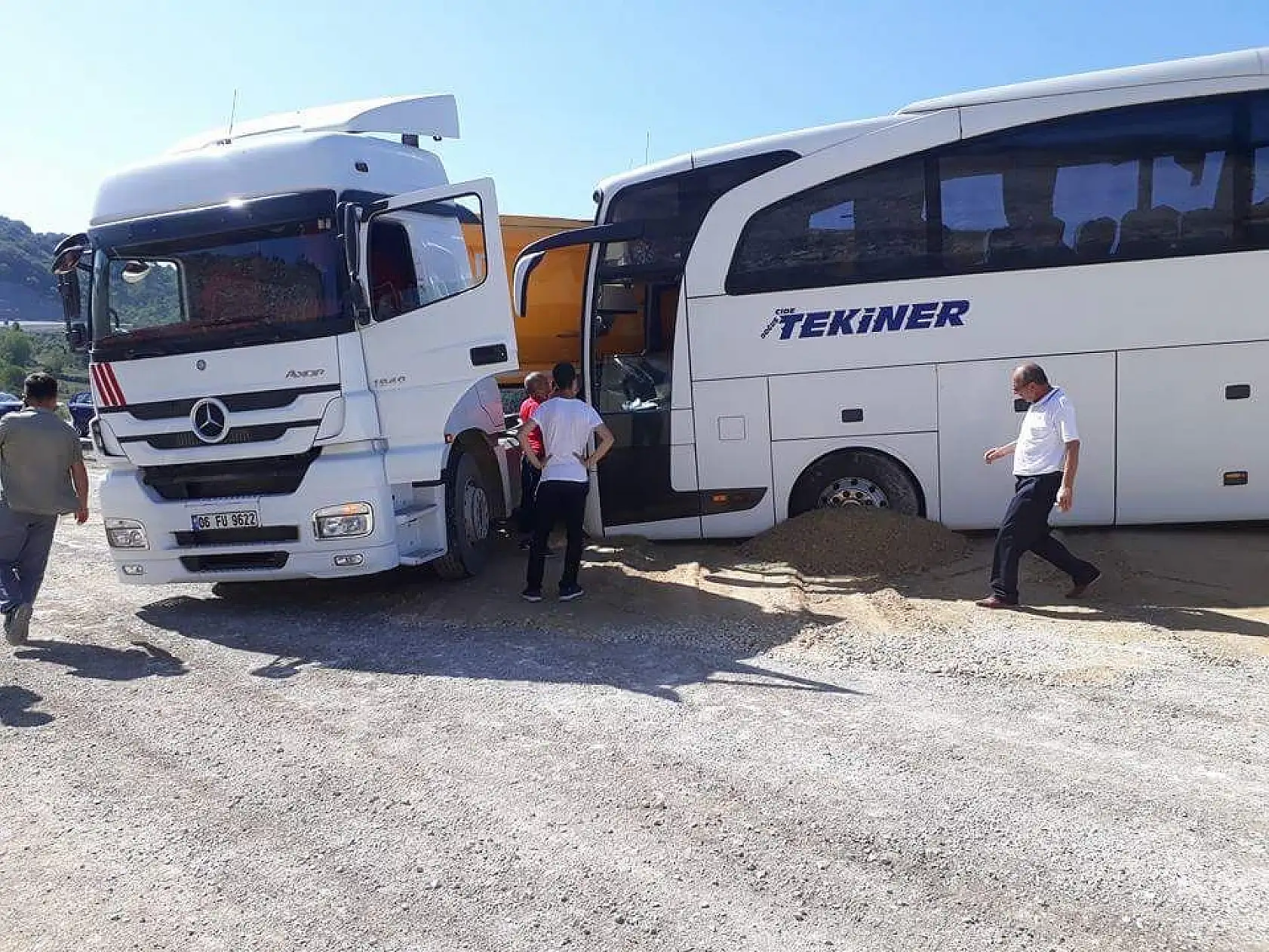 Yolcu otobüsü ile kamyon çarpıştı