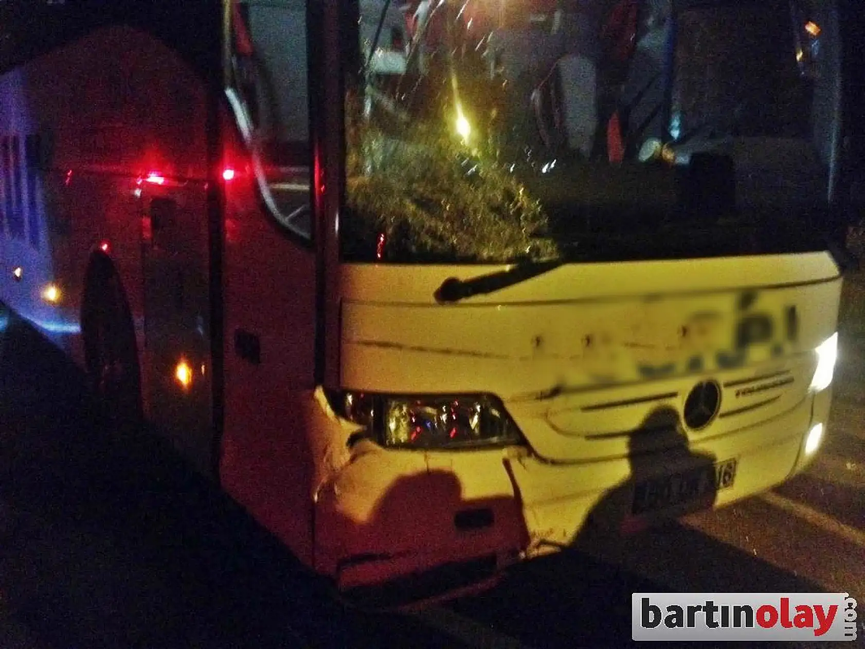 Yolcu otobüsü ile otomobil çarpıştı