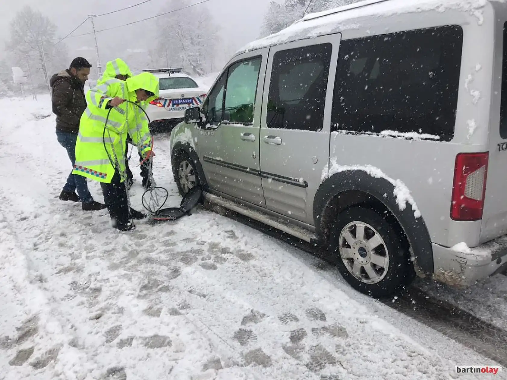 Yolda kalanların imdadına jandarma koştu