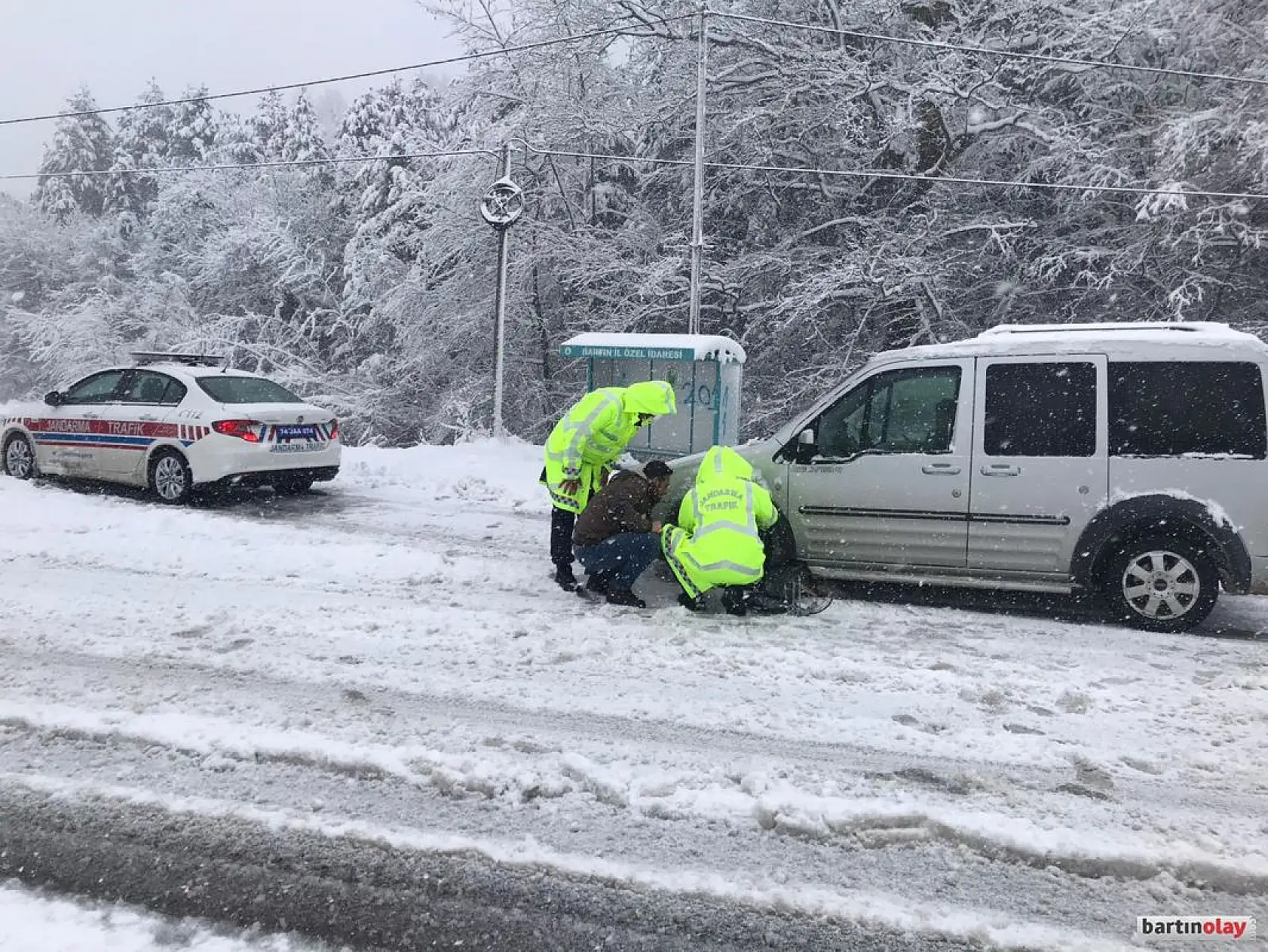 Yolda kalanların imdadına jandarma koştu