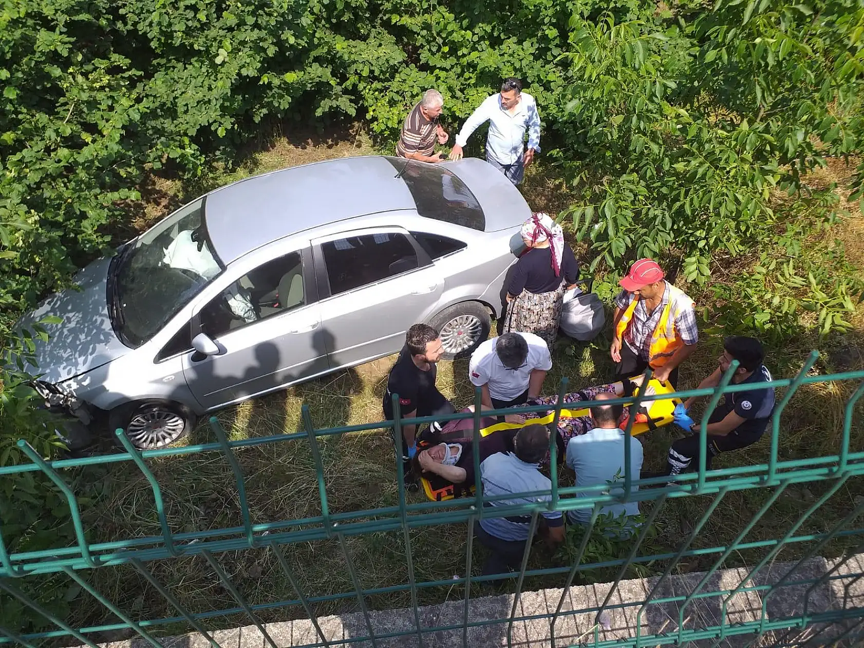 Yoldan çıkan otomobil şarampole uçtu