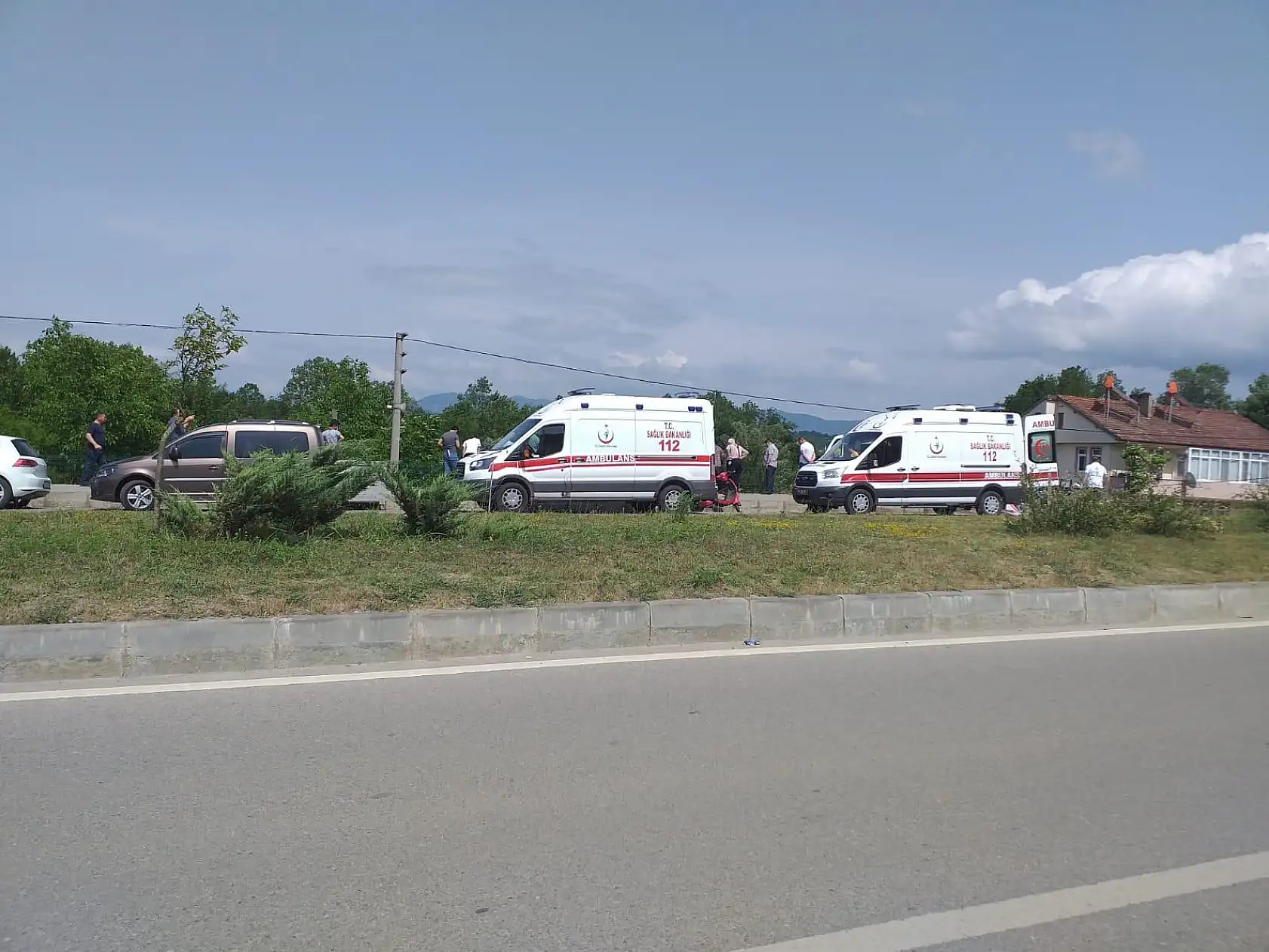 Yoldan çıkan otomobil şarampole uçtu