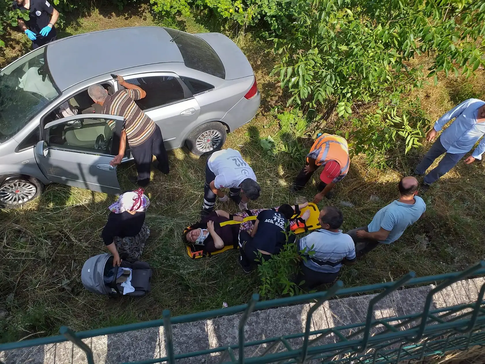 Yoldan çıkan otomobil şarampole uçtu