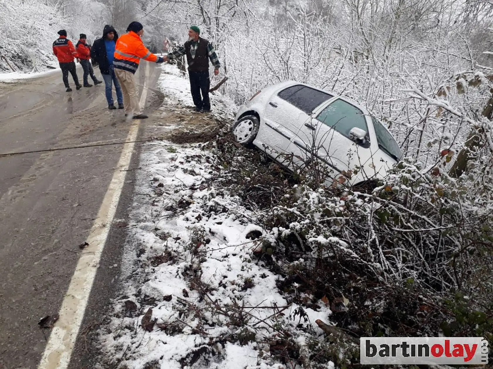 Yoldan çıktı, şarampole girdi
