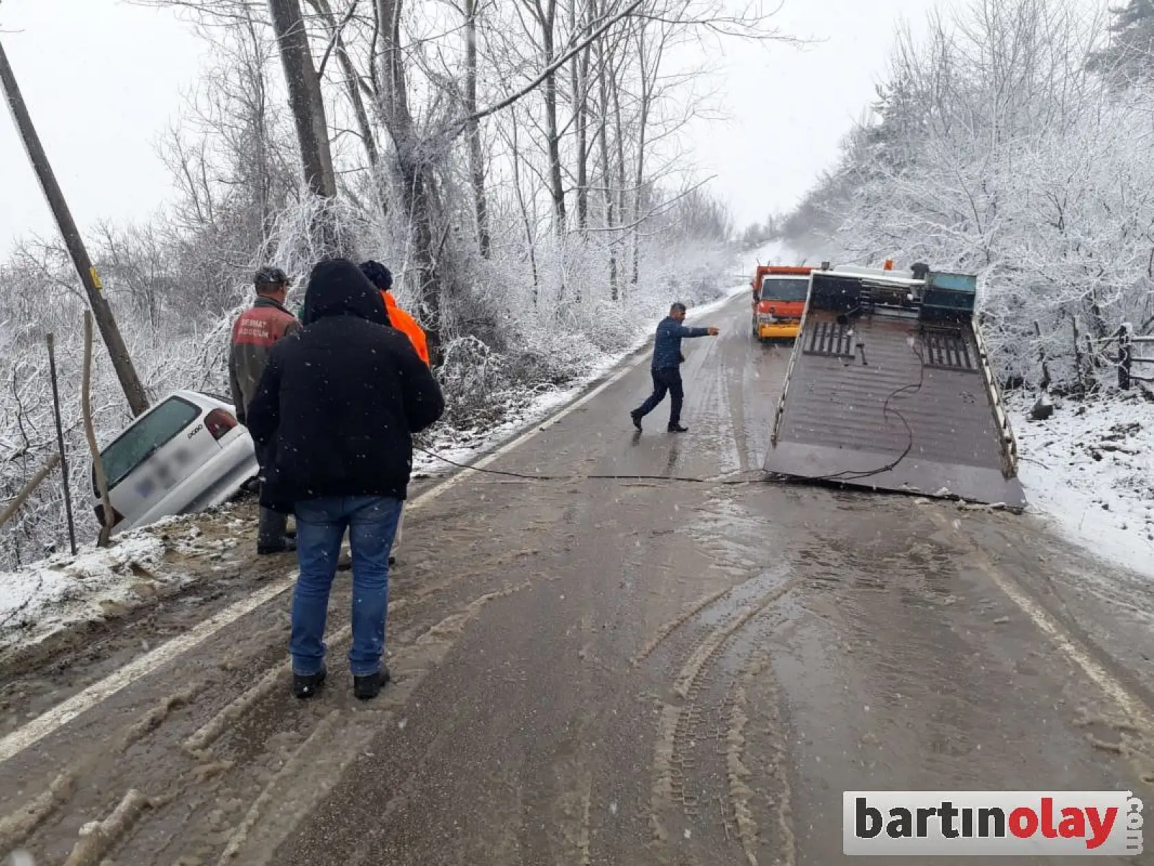 Yoldan çıktı, şarampole girdi