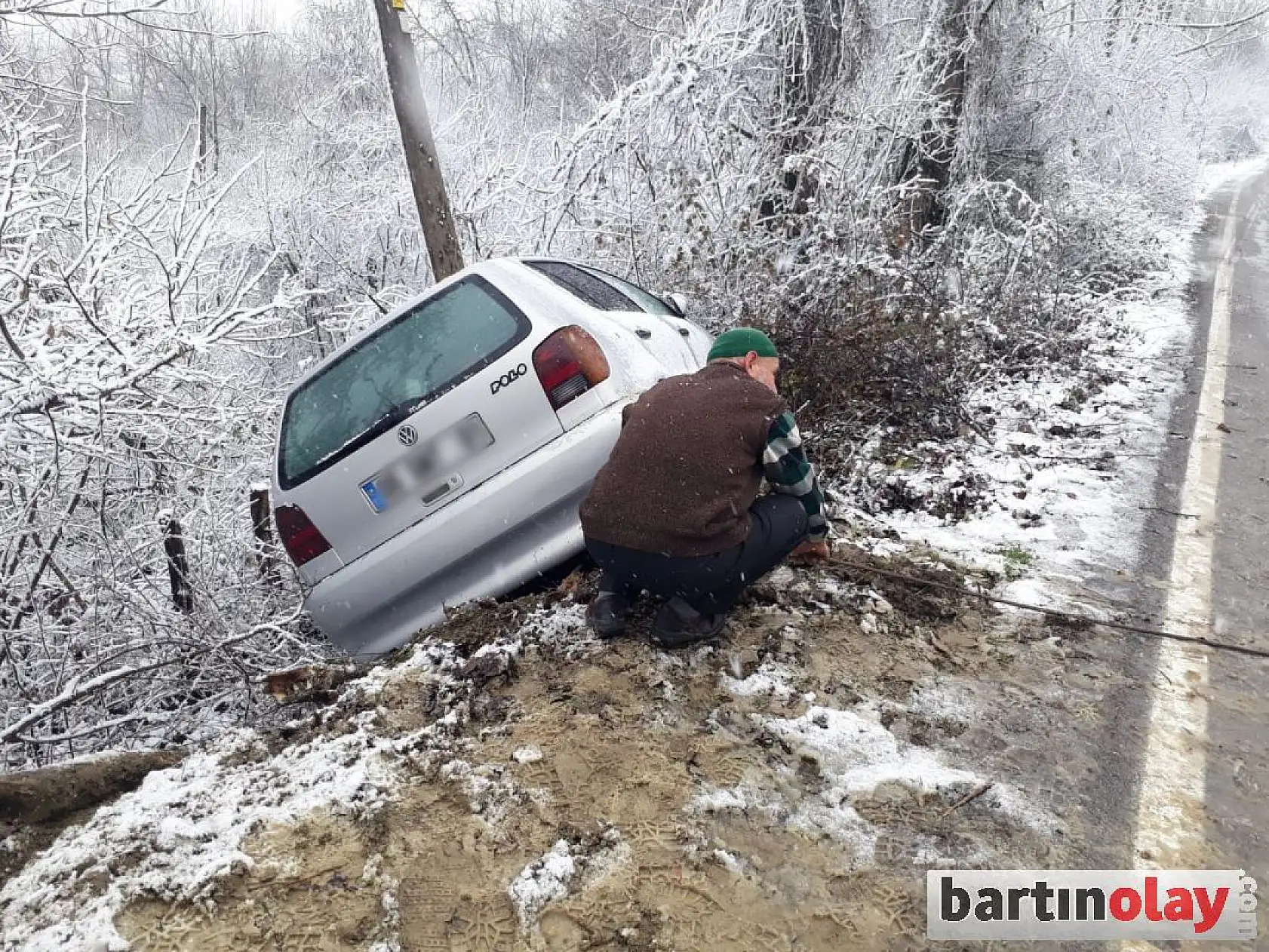 Yoldan çıktı, şarampole girdi