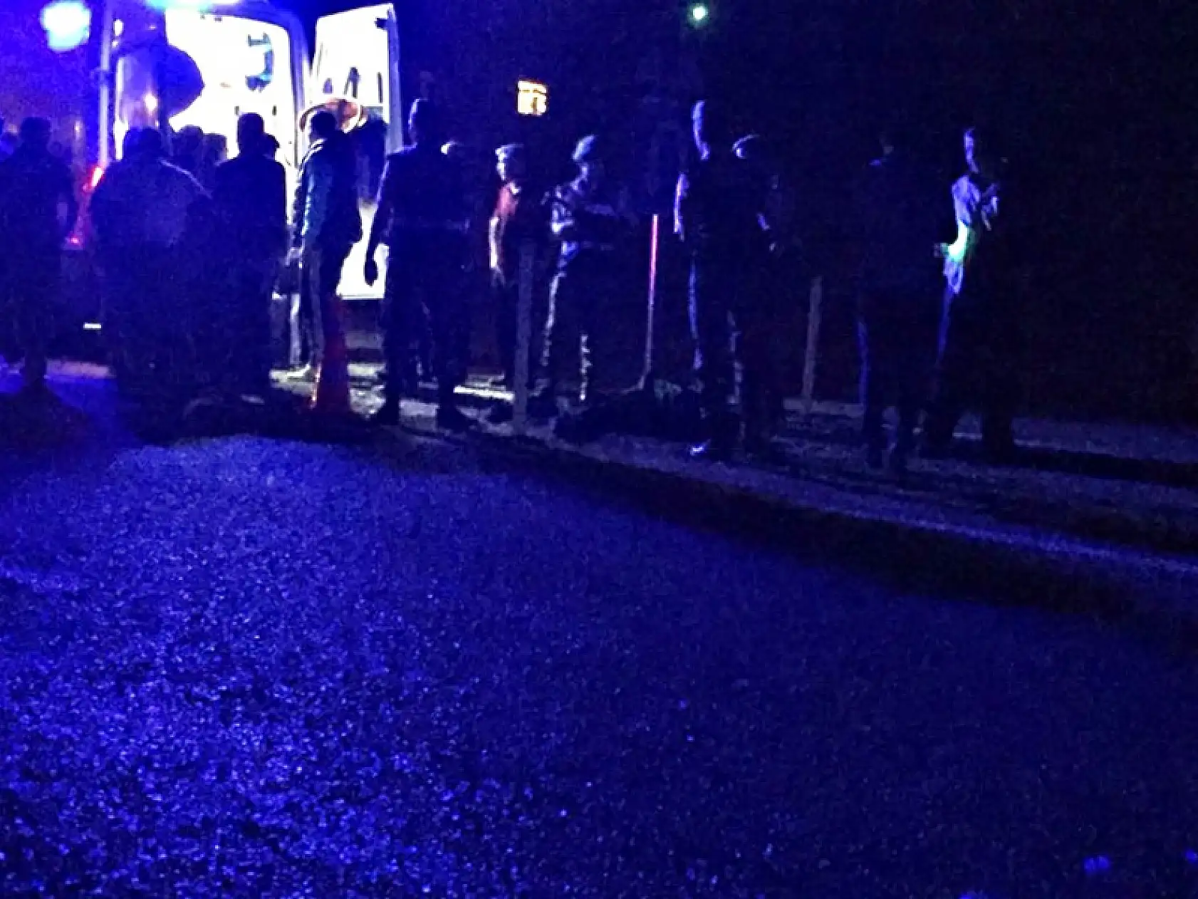 Yolun karşısına geçerken canından oldu