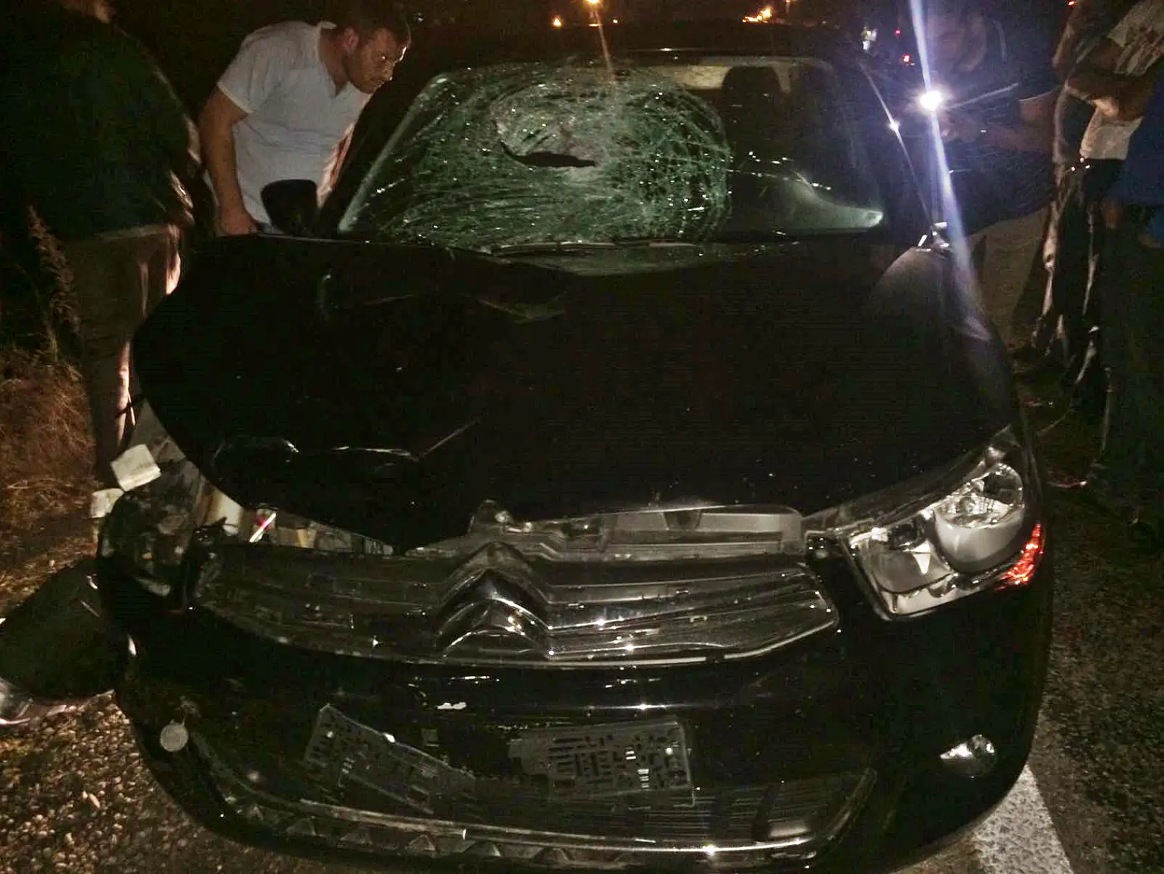 Yolun karşısına geçerken canından oldu