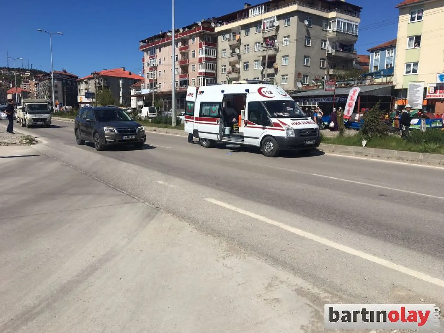 Yolun karşısına geçmek isterken araba çarptı