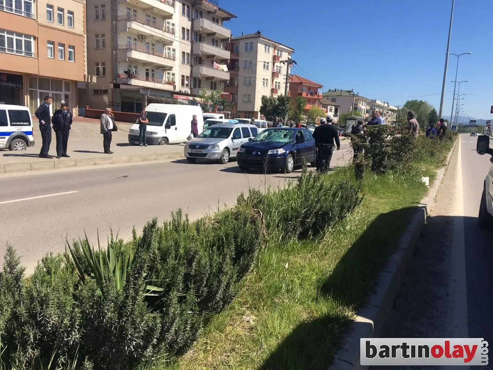 Yolun karşısına geçmek isterken araba çarptı