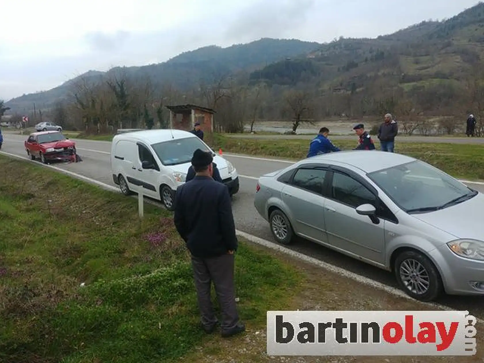 Zincirleme kazada 3 araç birbirine girdi