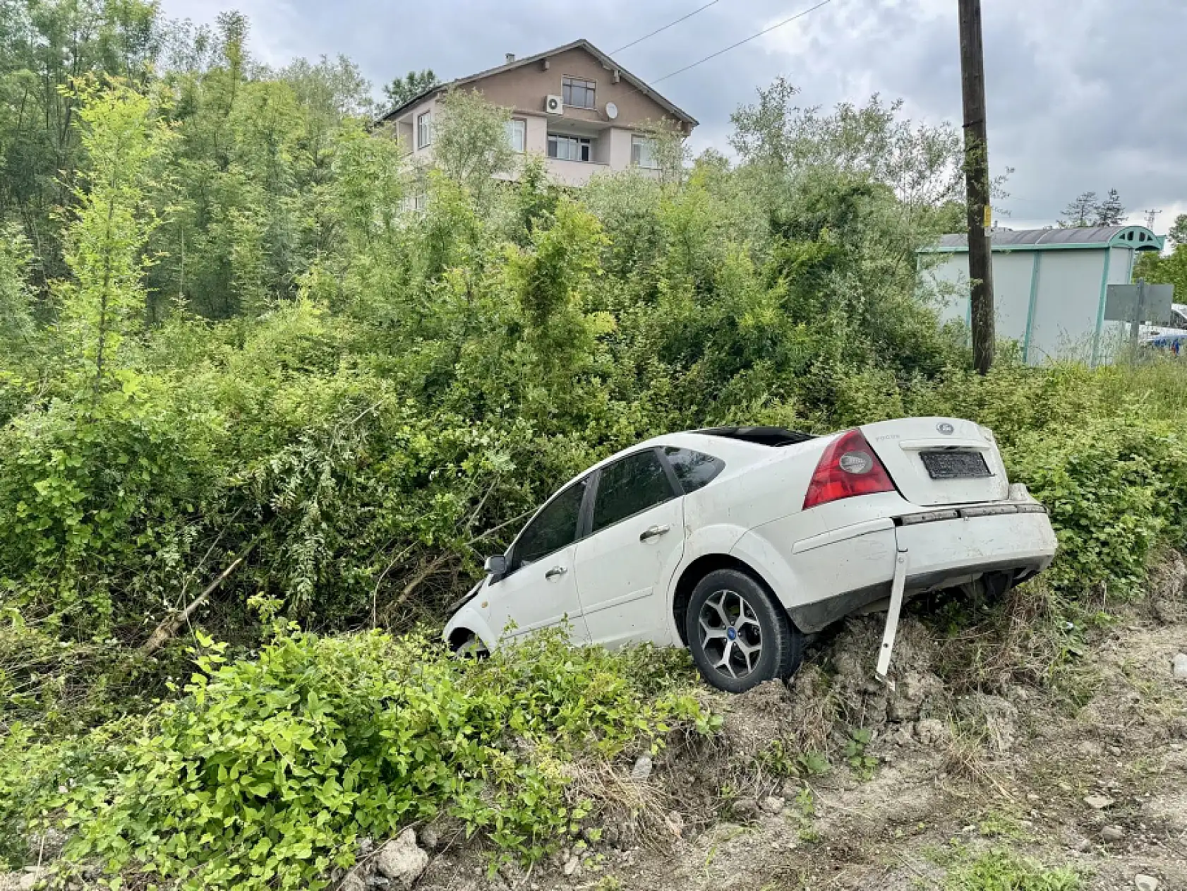 Karşı şeride geçti, şarampole uçtu