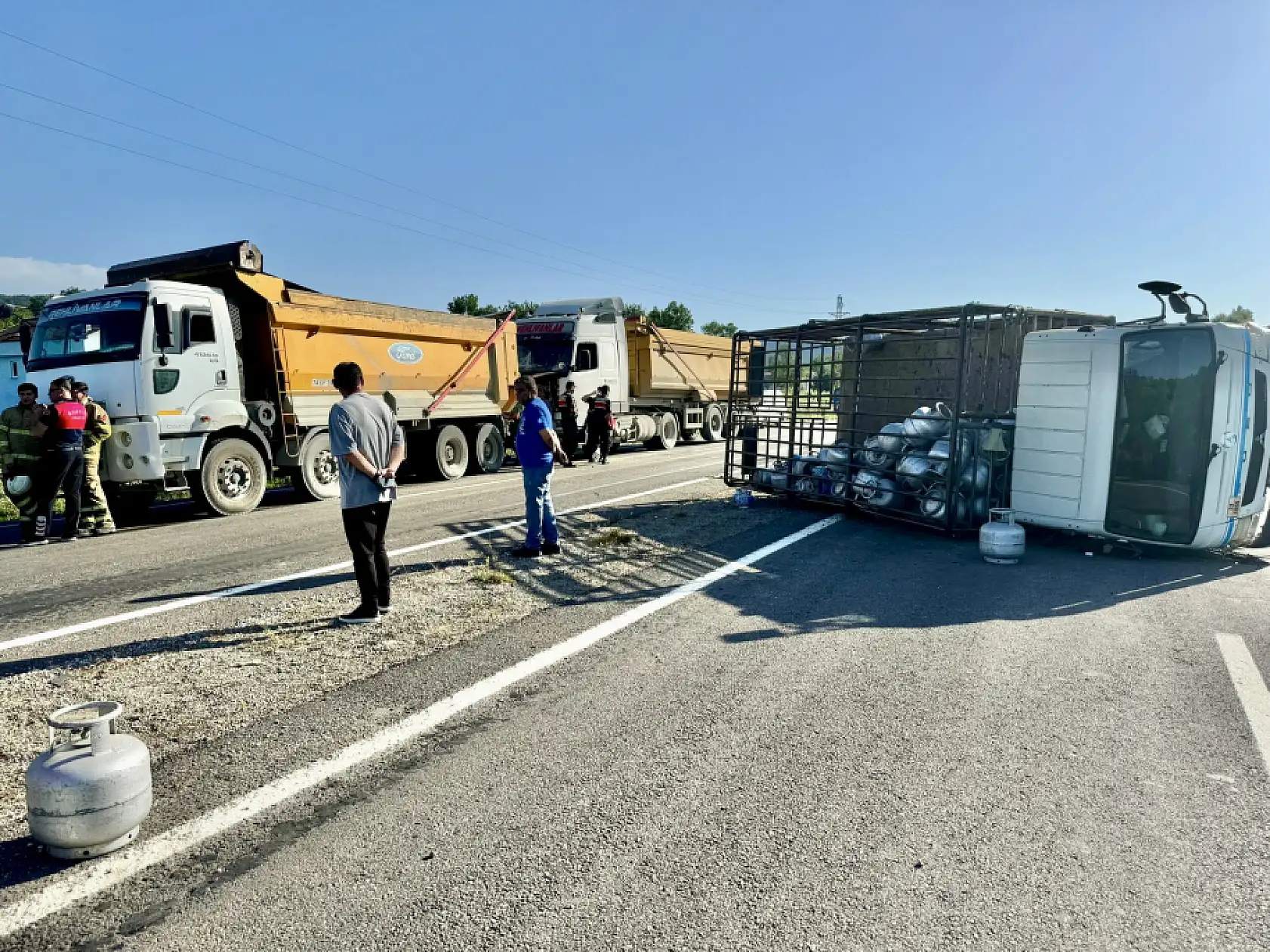 Tüp kamyonu devrildi