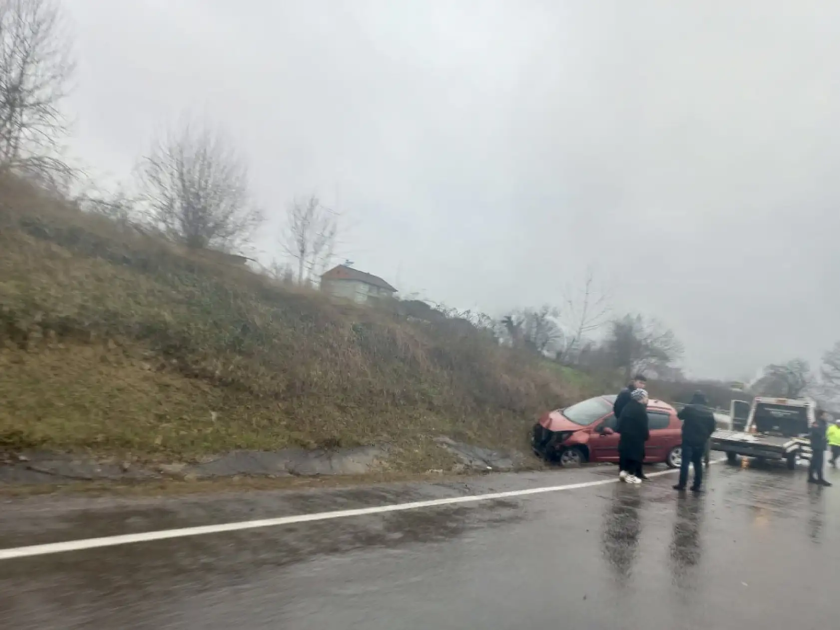 İslak zeminde kontrolden çıktı