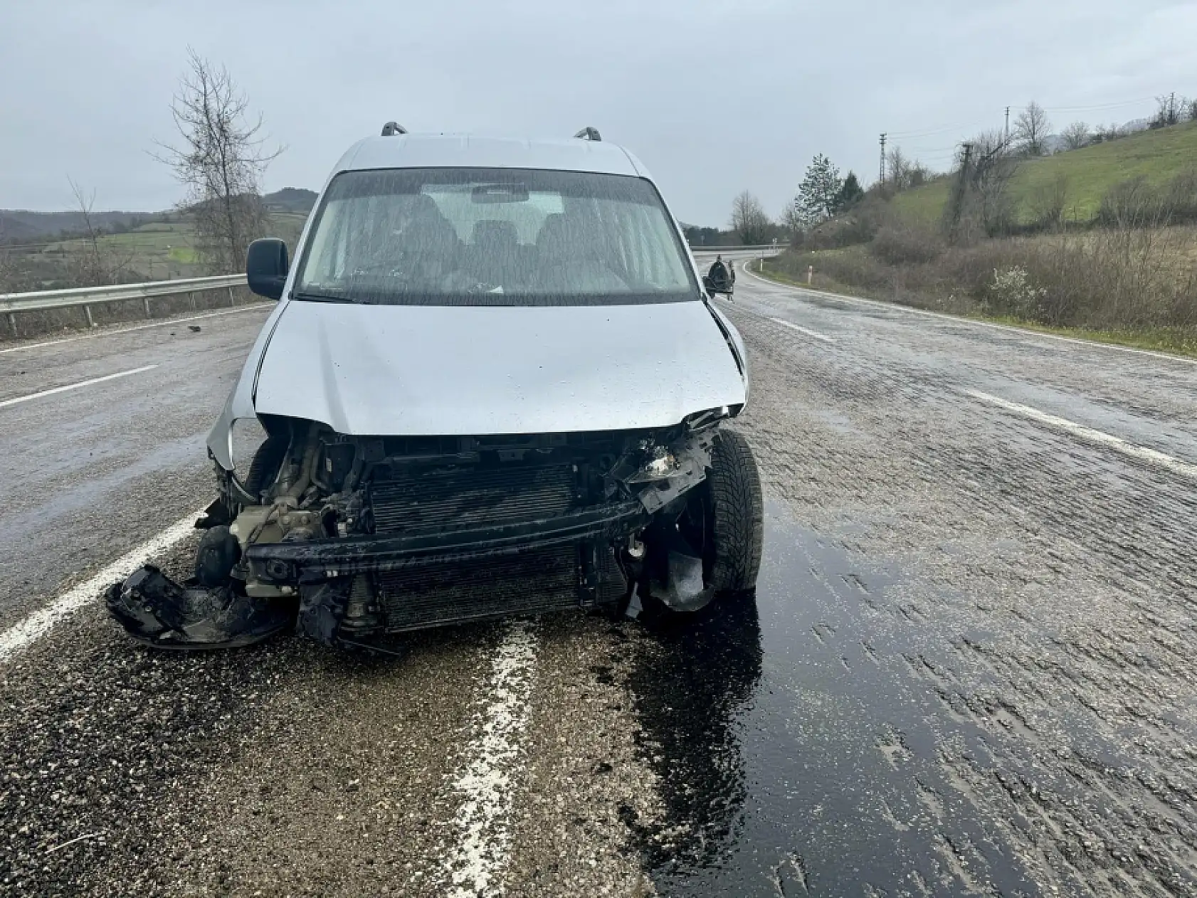 Keskin virajda bariyerlere çarptı