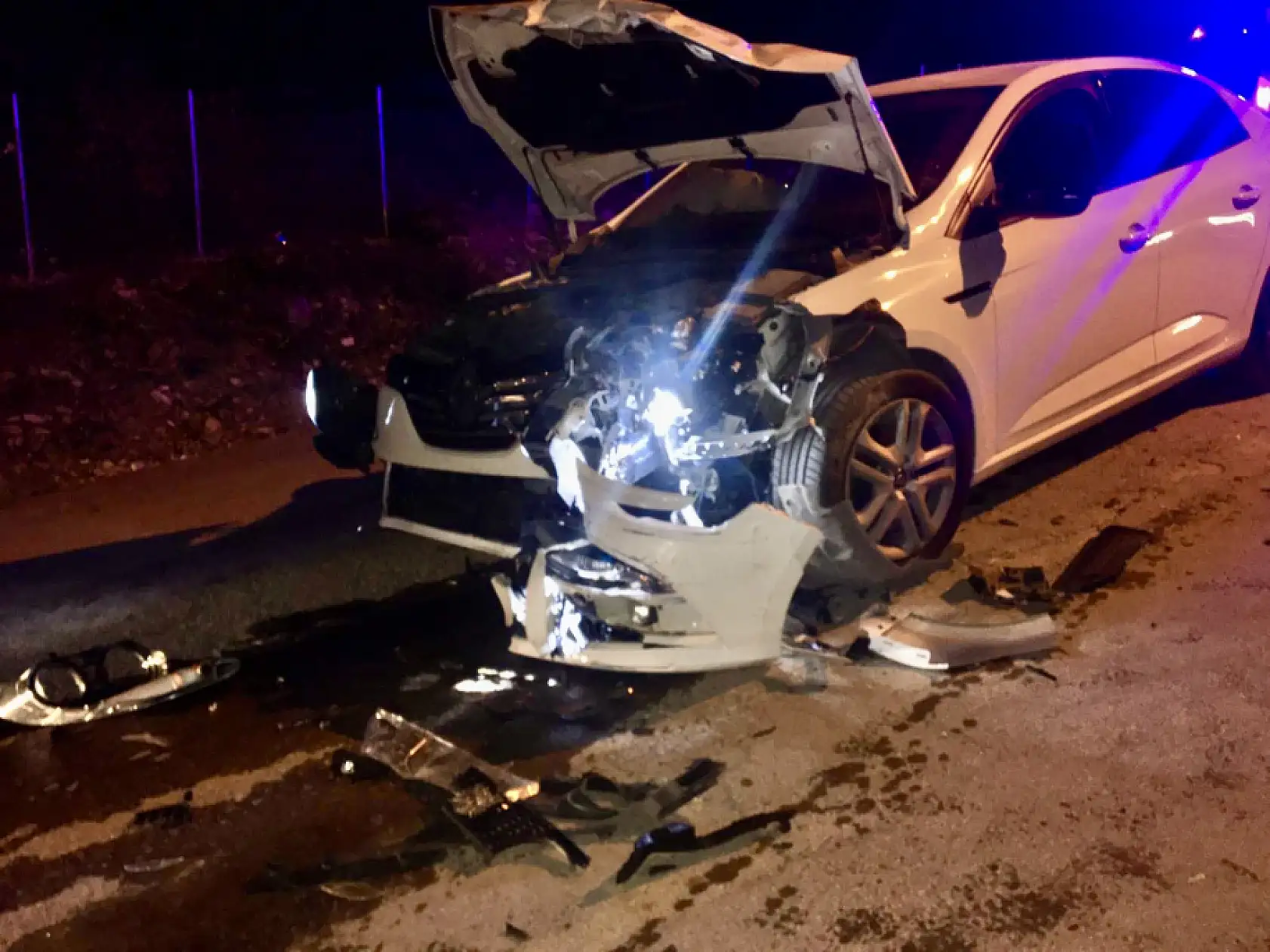 İki araç kafa kafaya çarpıştı