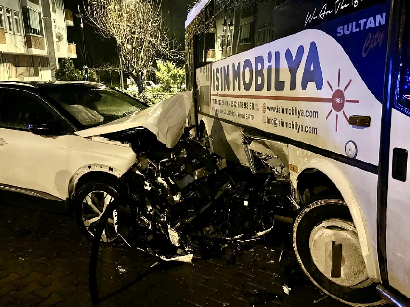 Park halindeki araca çarptı