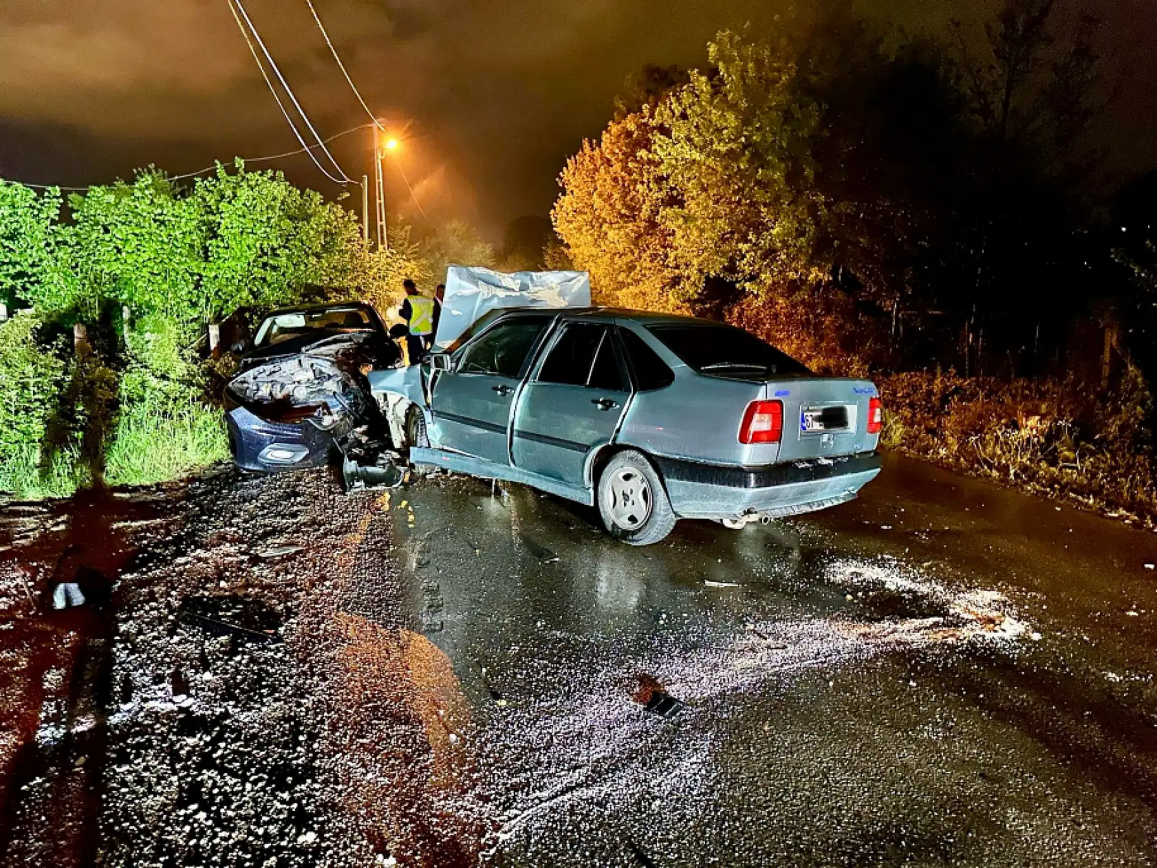 İki araç kafa kafaya çarpıştı