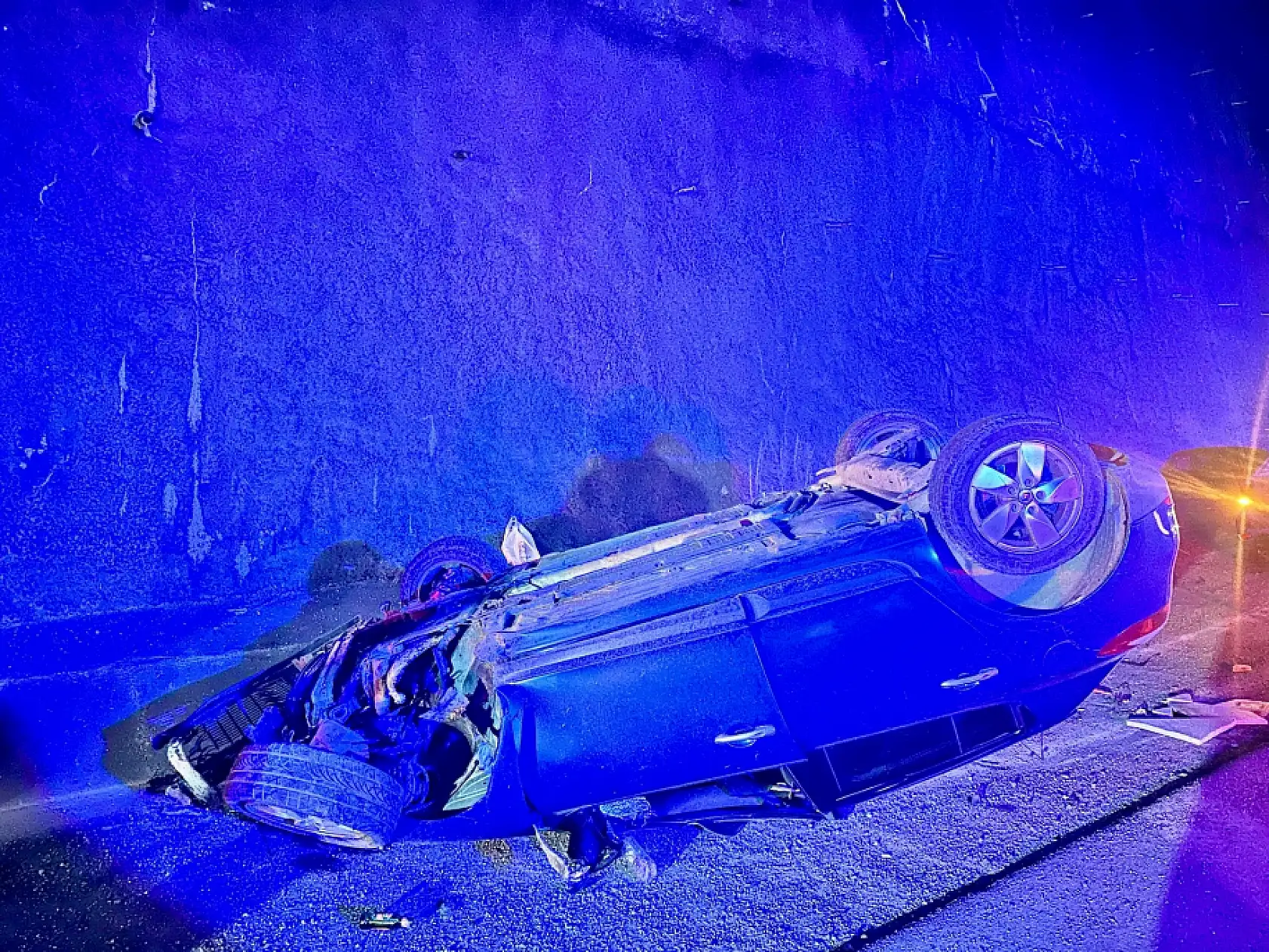 Duvara çarpıp takla attı