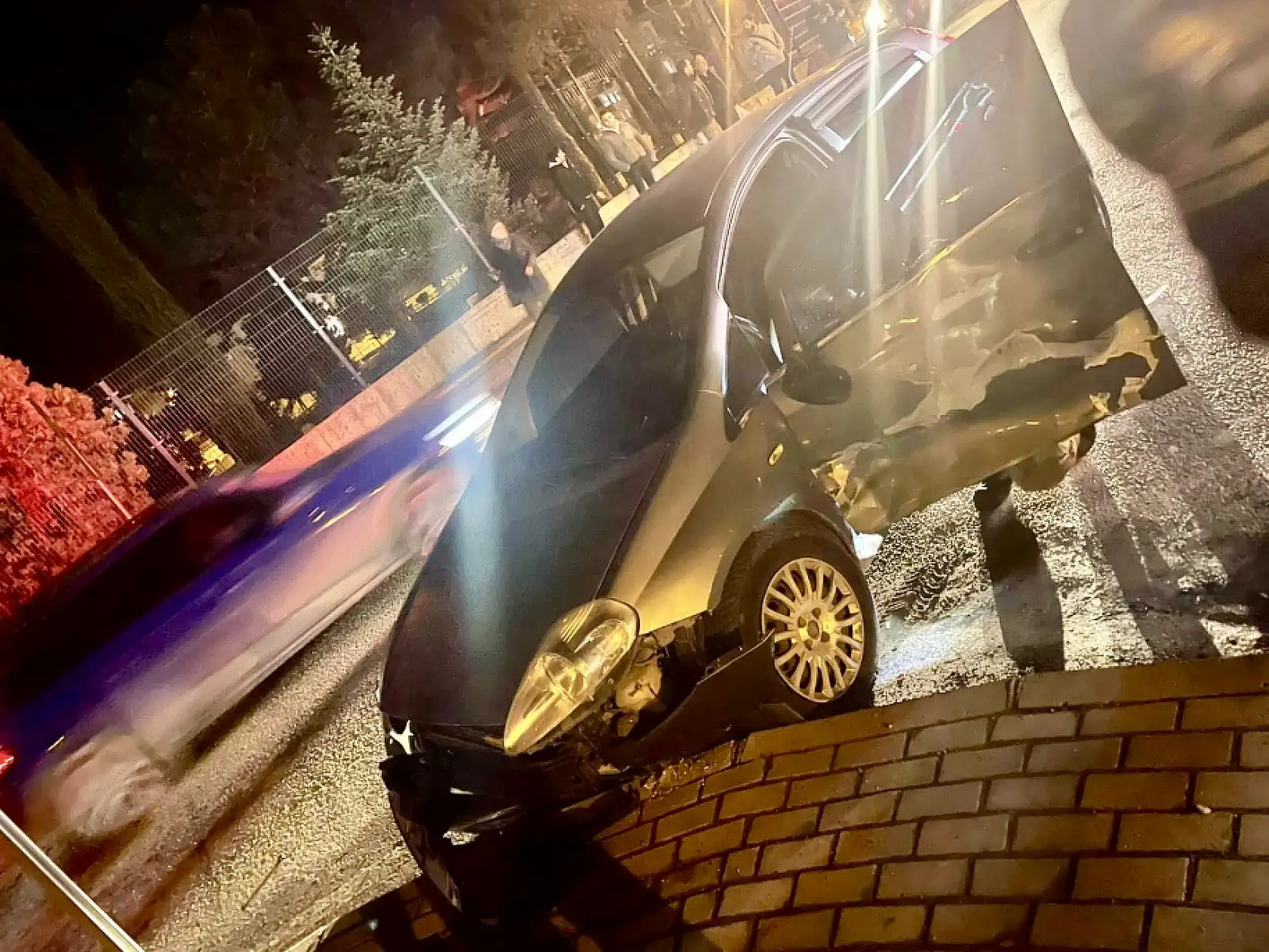 İki araç çarpıştı, korkuluklar faciayı önledi