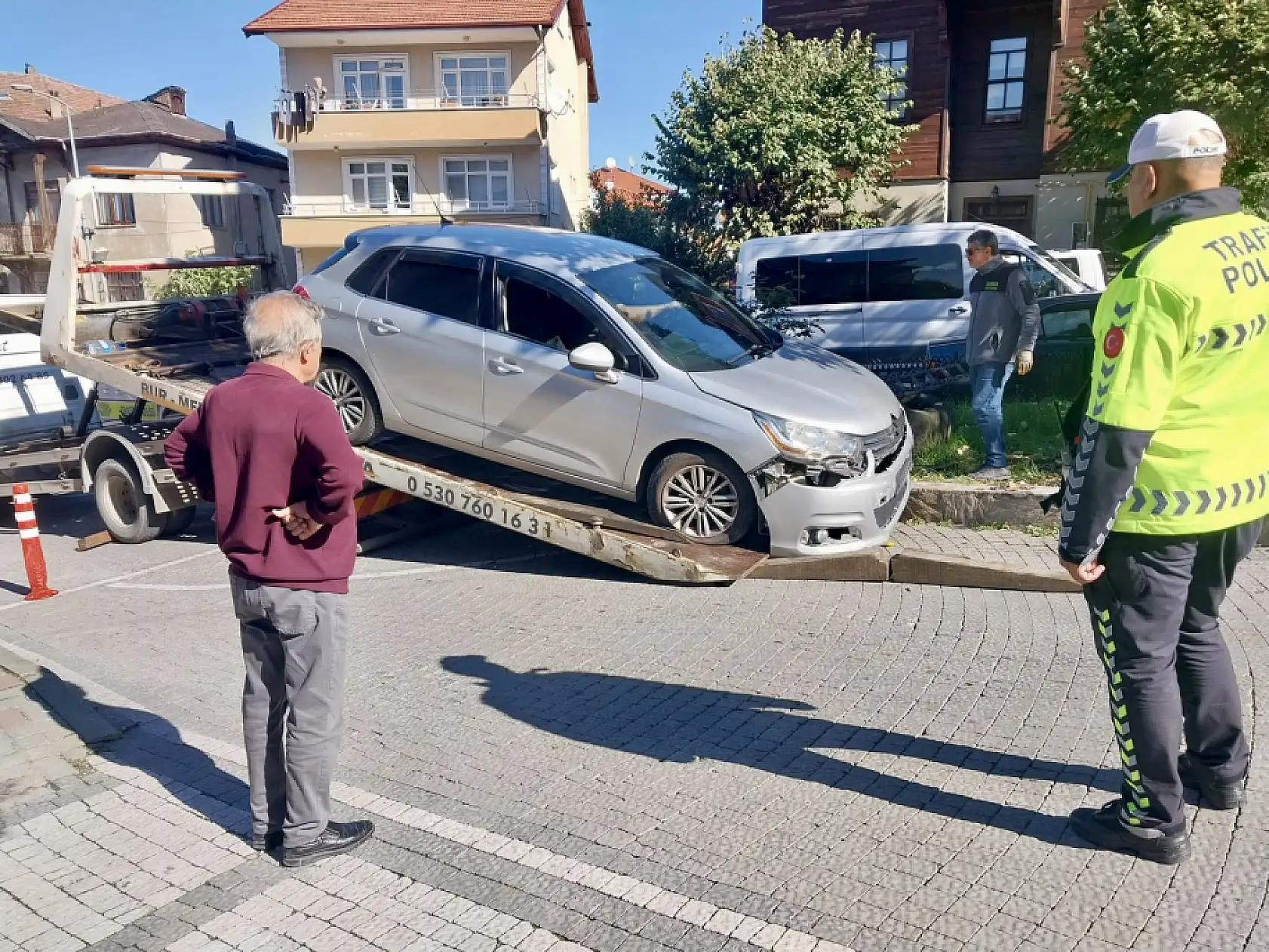 Çeşme bahçesine girdi