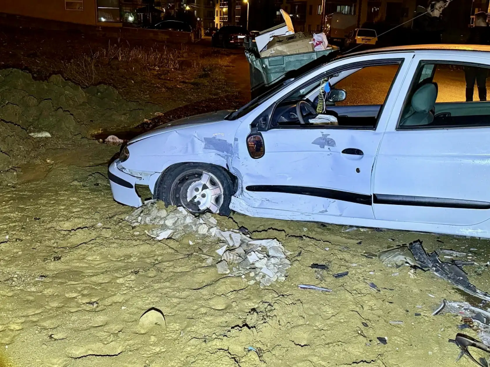 İki otomobil kötü çarpıştı