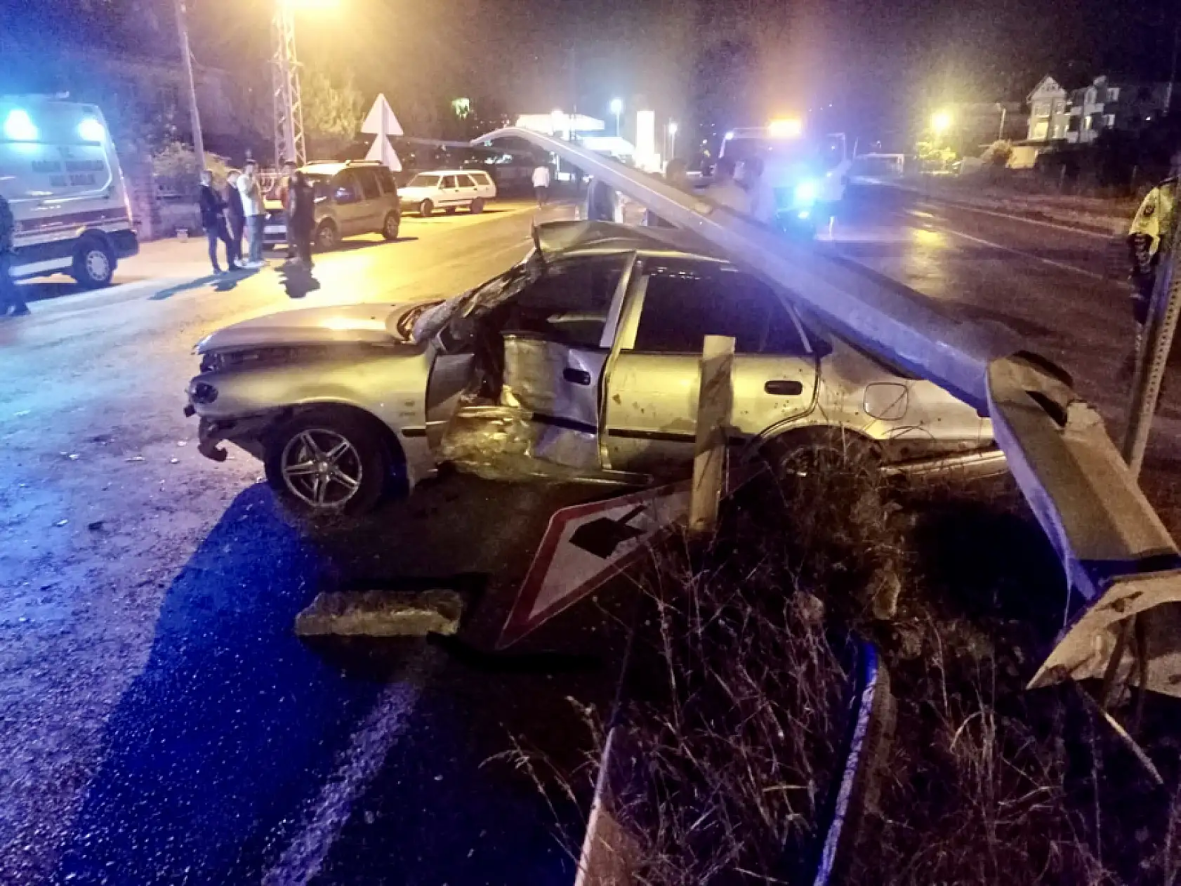 Çarptığı direk üzerine devrildi