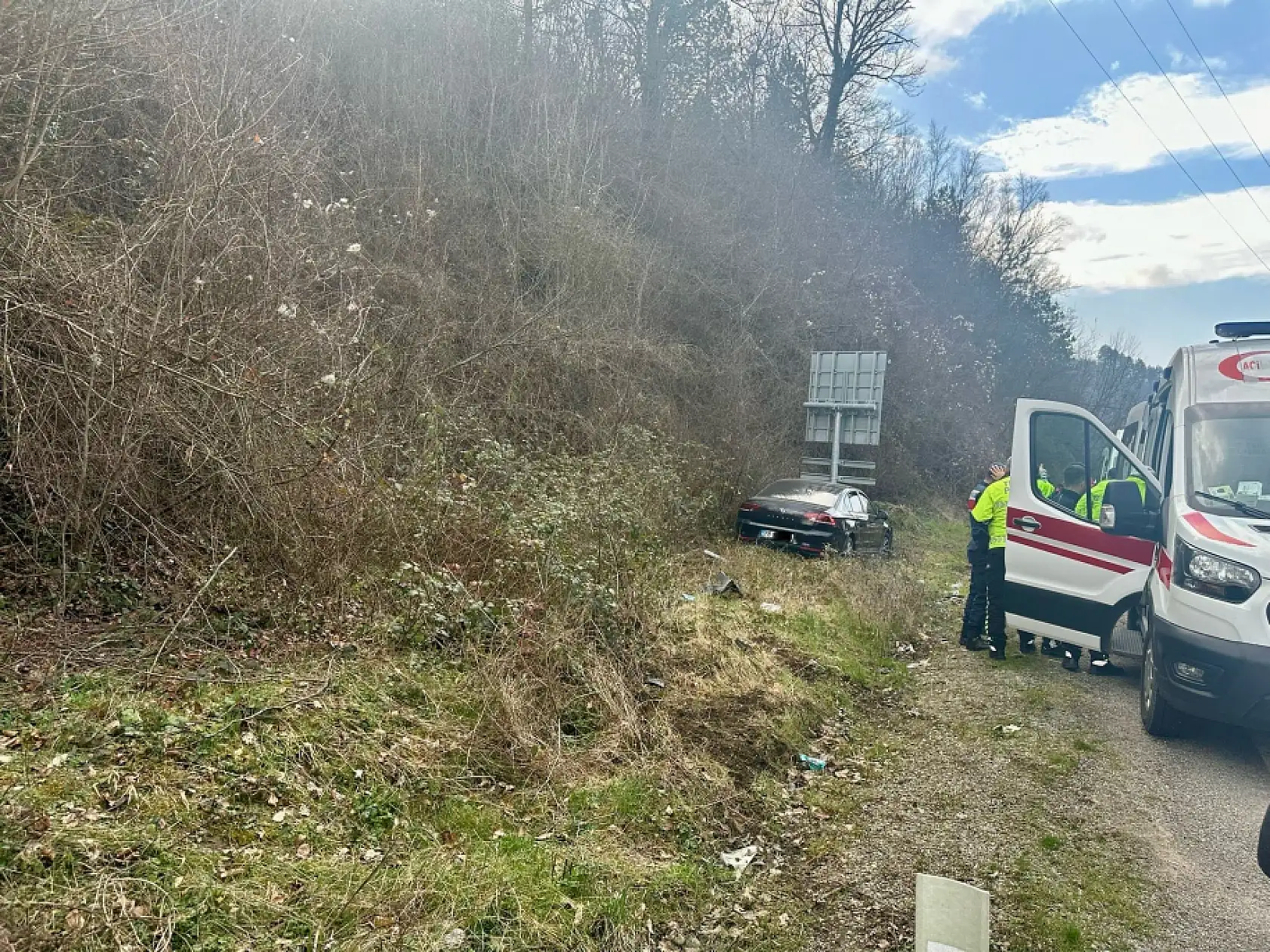 Keskin virajda kontrolden çıktı