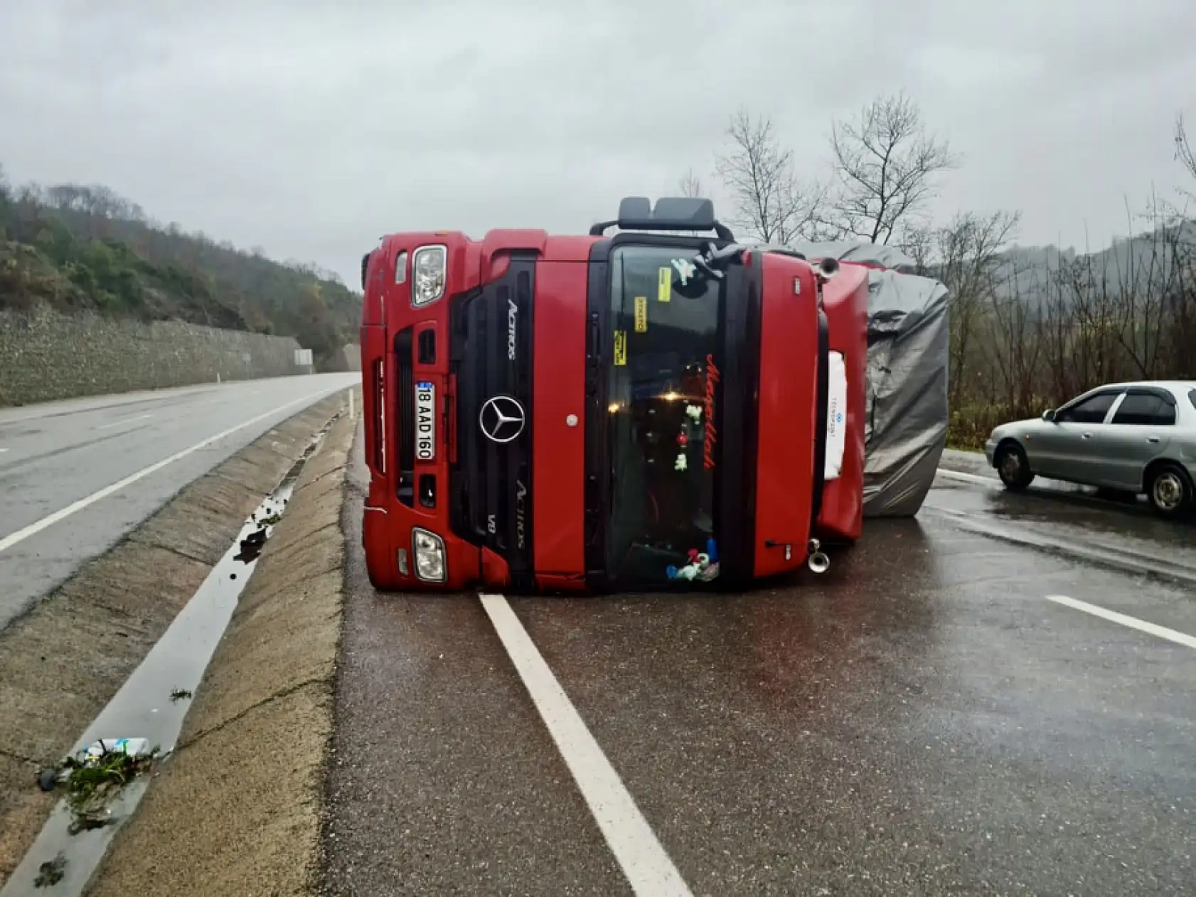 Malzeme yüklü tır devrildi