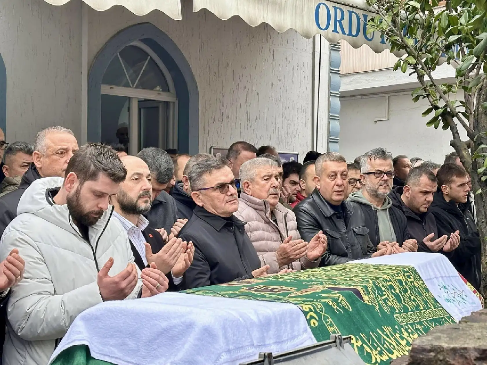 Gözyaşları içerisinde toprağa verildi