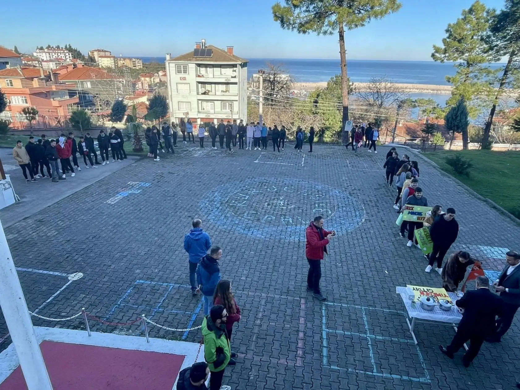 Okul bahçesinde Mancar ikramı