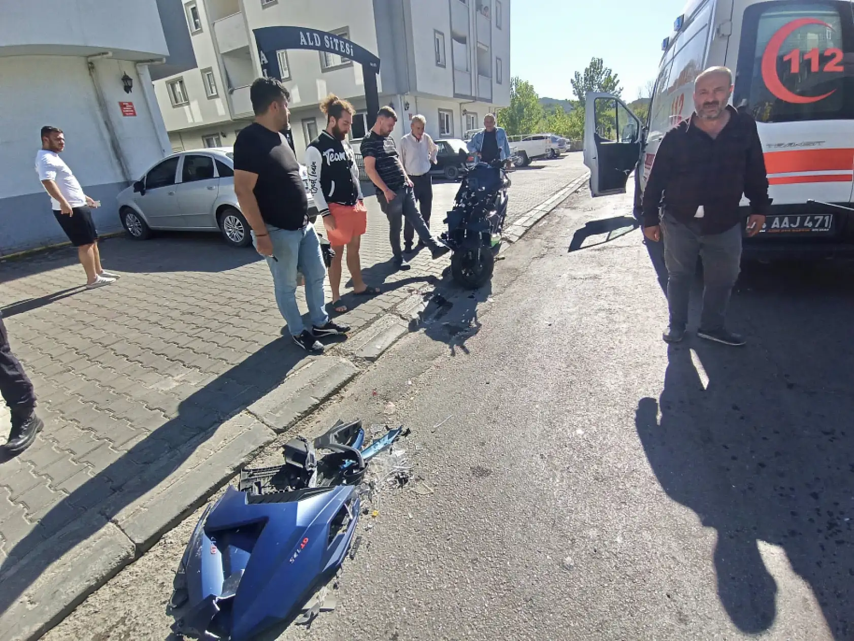 Motosiklet ile kamyonet çarpıştı