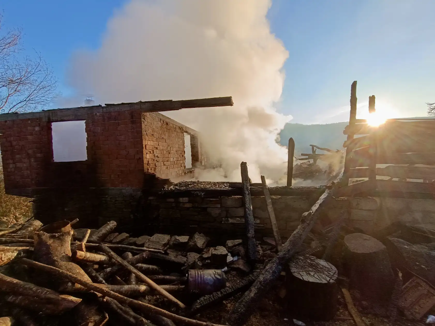 Yanan ev kullanılamaz hale geldi