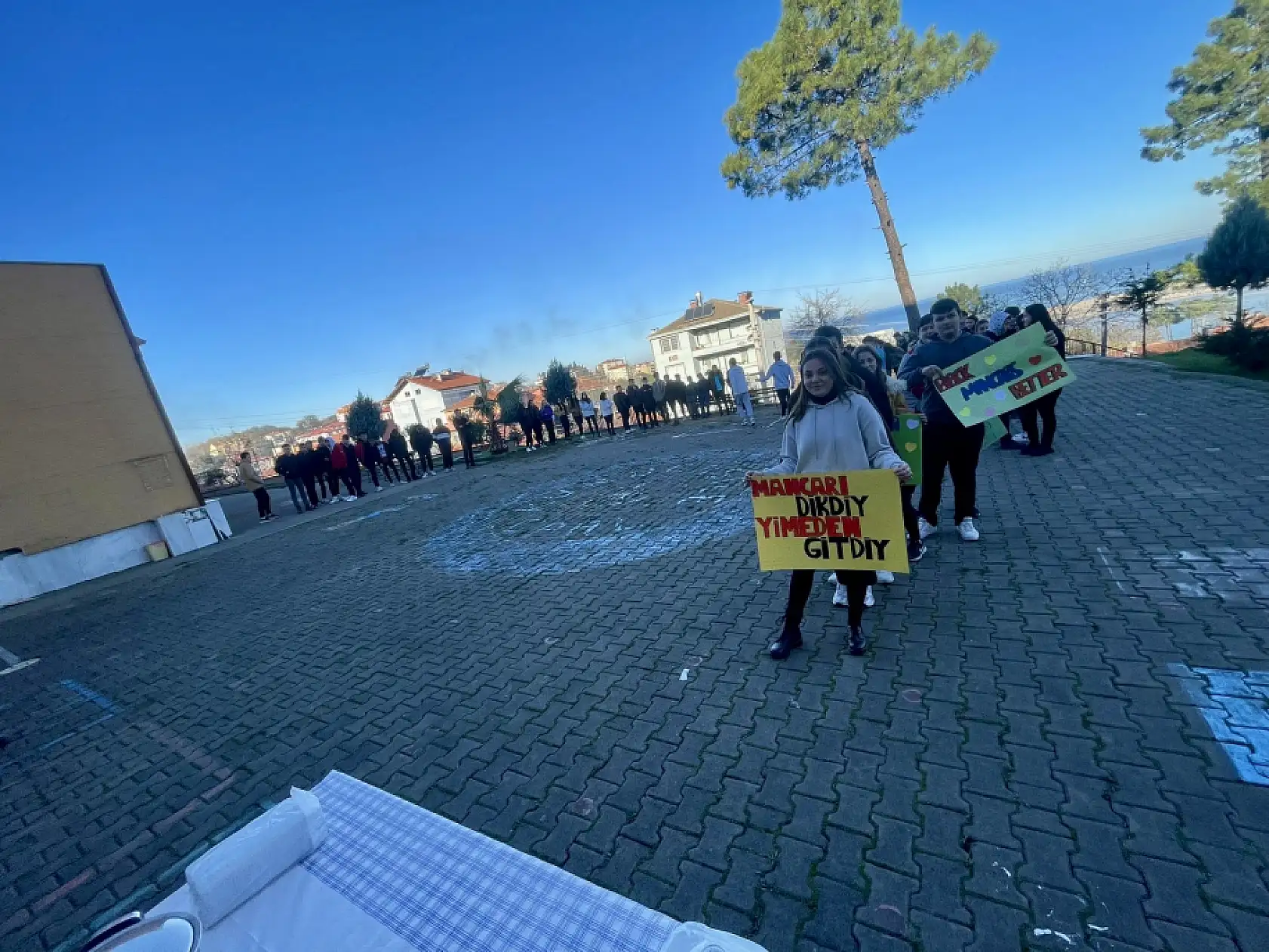 Okul bahçesinde Mancar ikramı