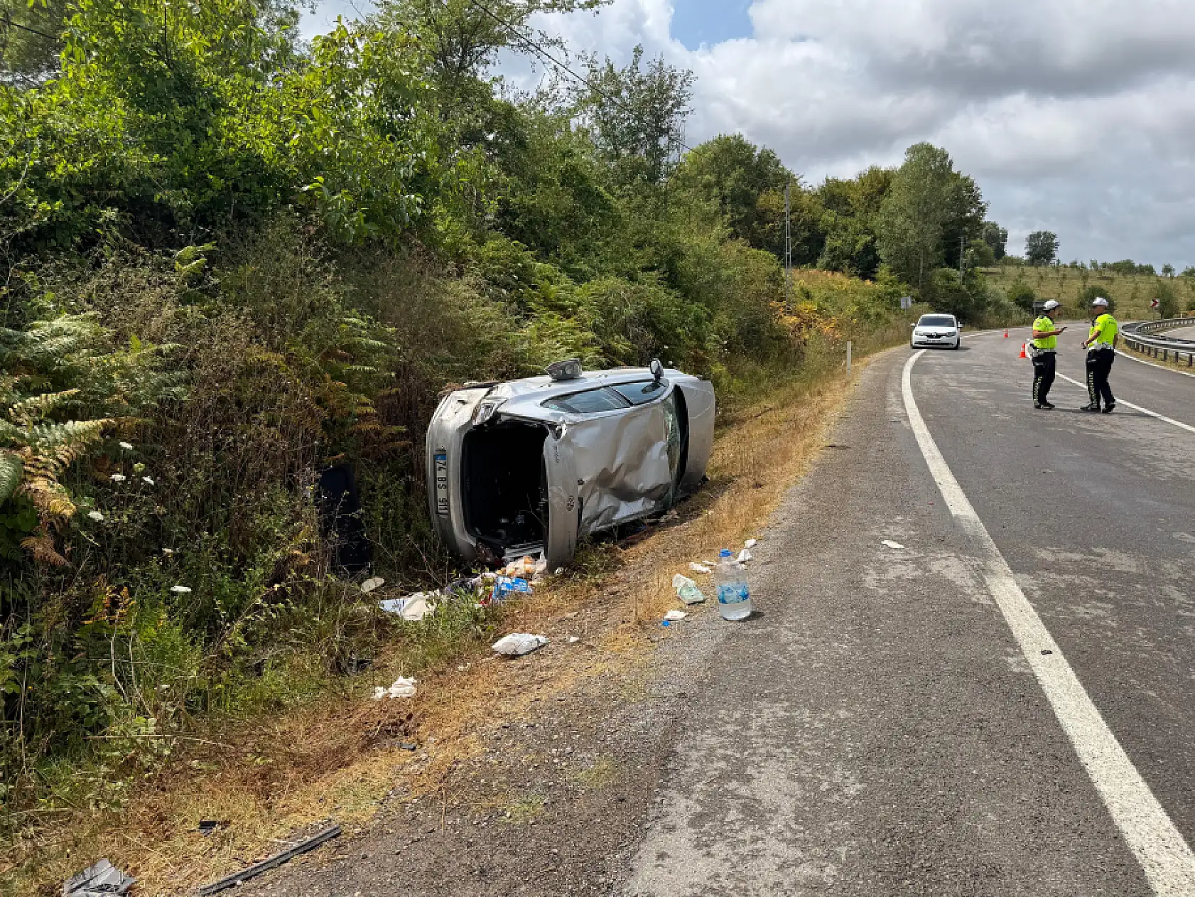 Takla atan araç yol kenarına devrildi