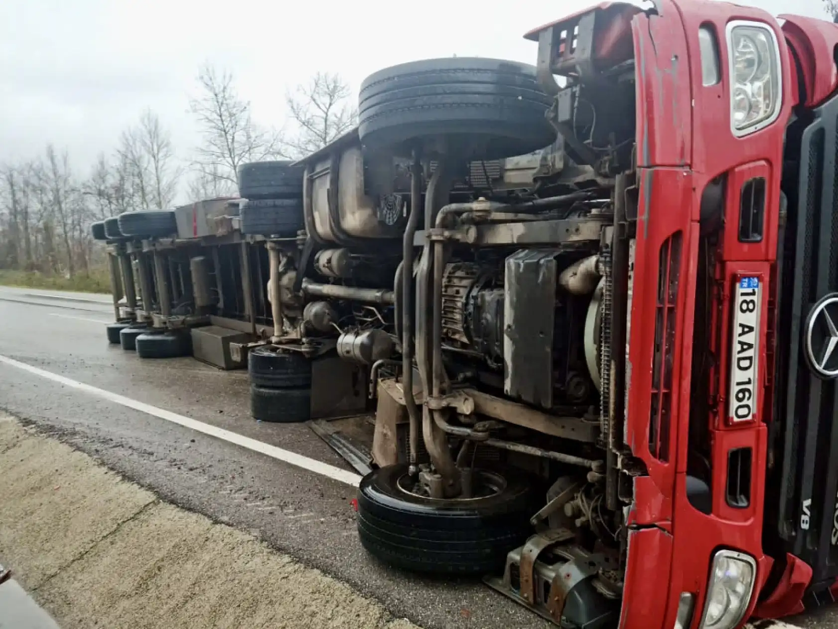 Malzeme yüklü tır devrildi