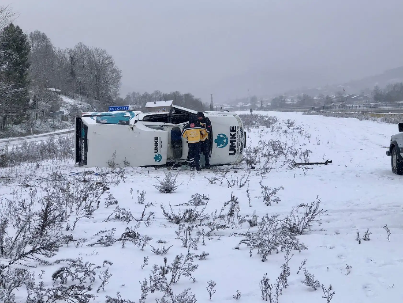 Umke aracı karlı yolda devrildi