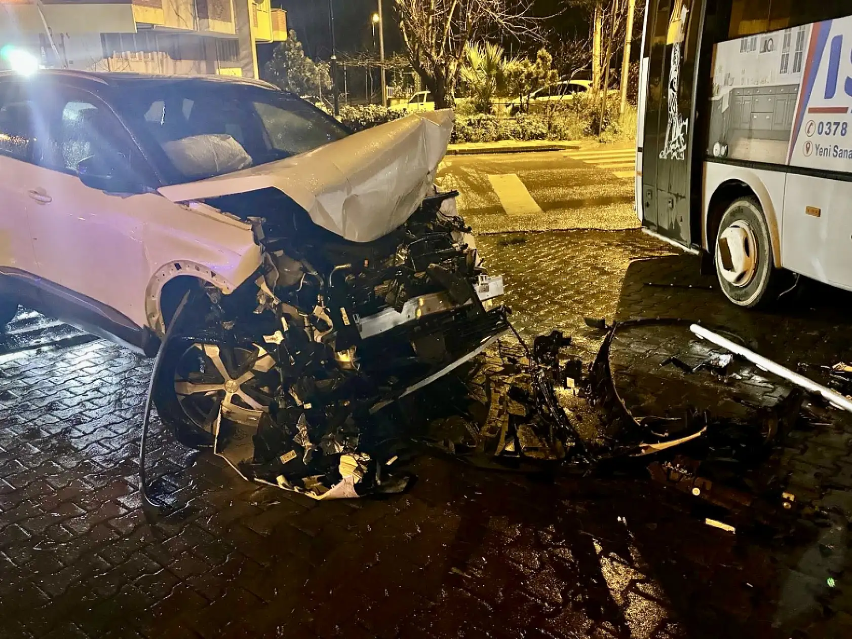 Park halindeki araca çarptı