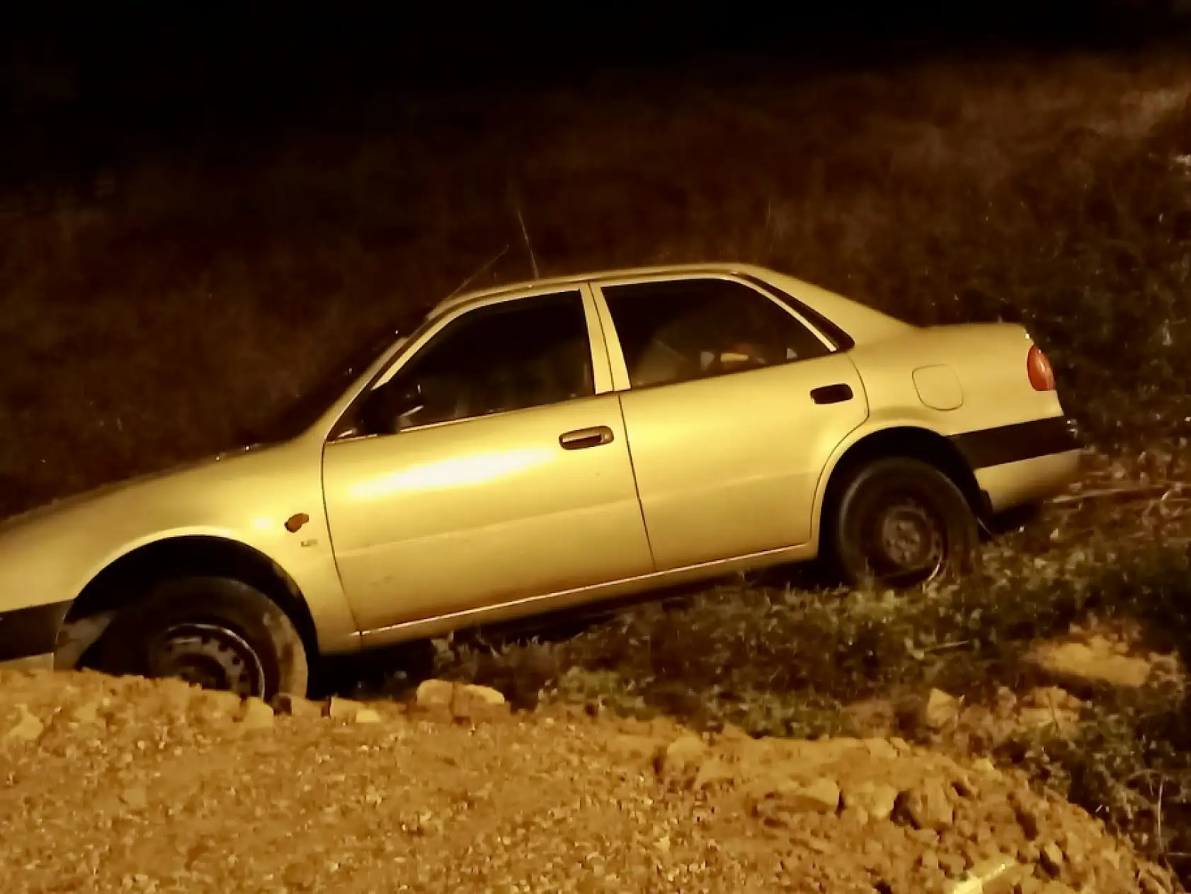 Yoldan çıktı, boş araziye uçtu