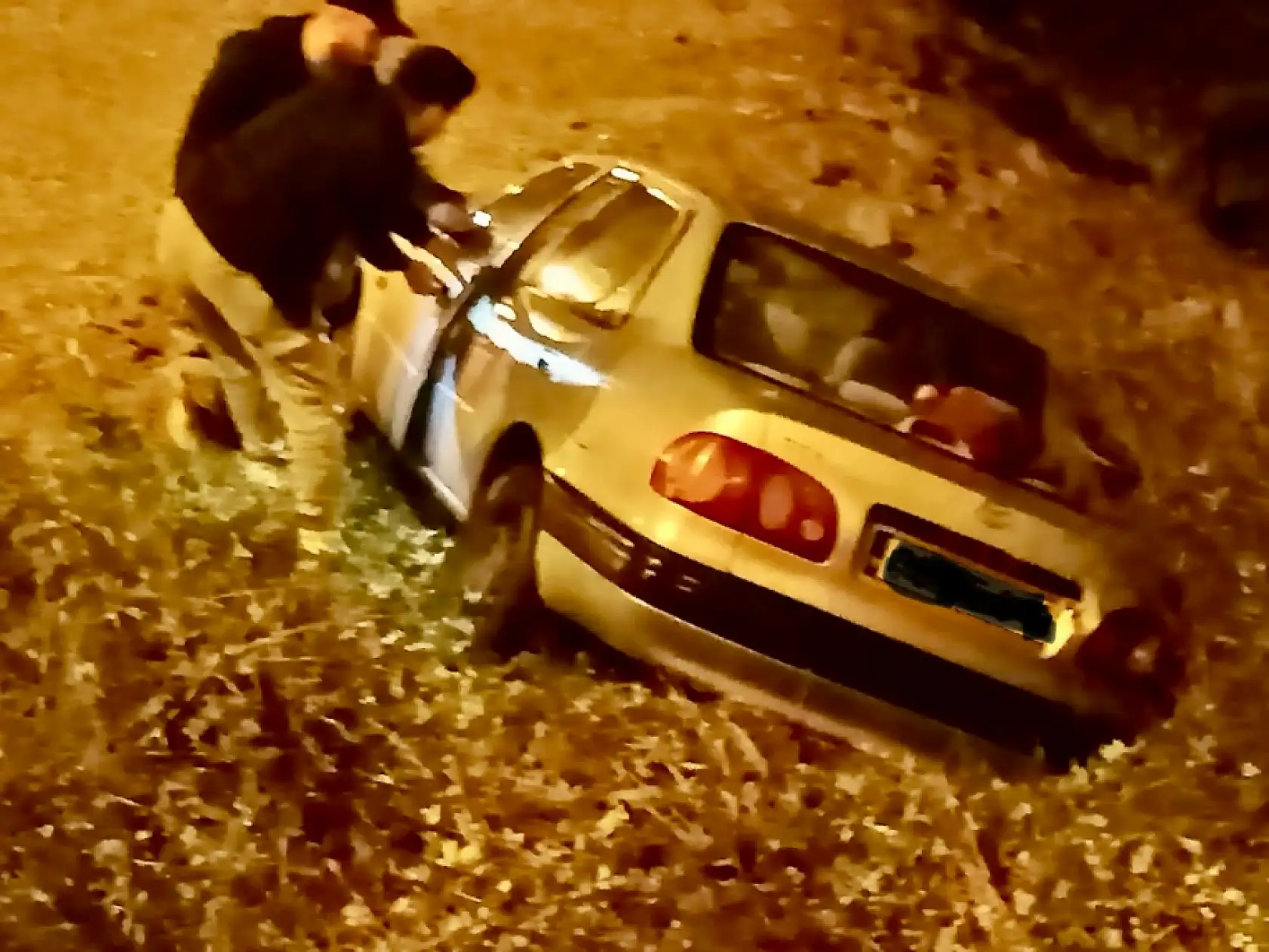 Yoldan çıktı, boş araziye uçtu