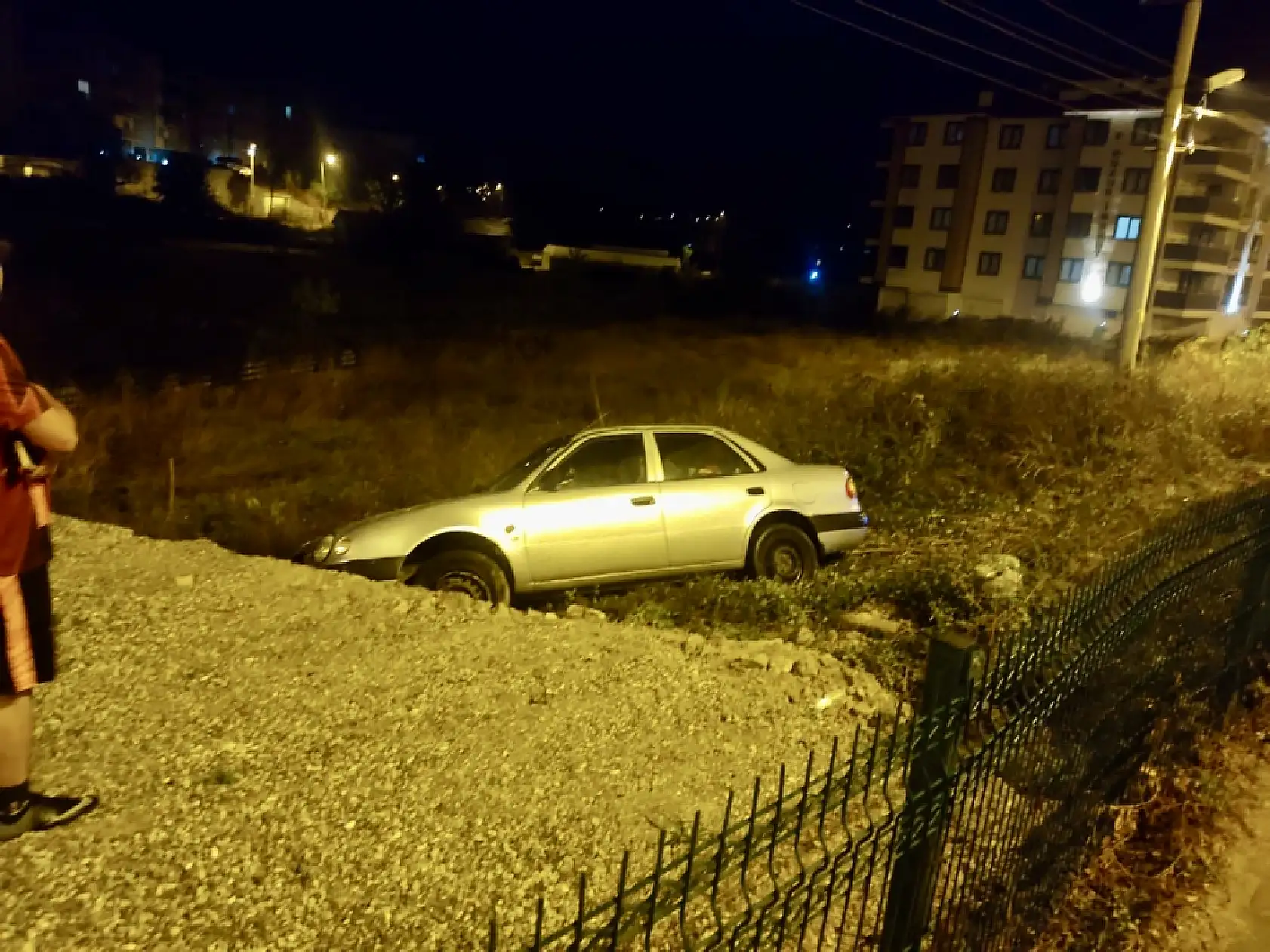 Yoldan çıktı, boş araziye uçtu