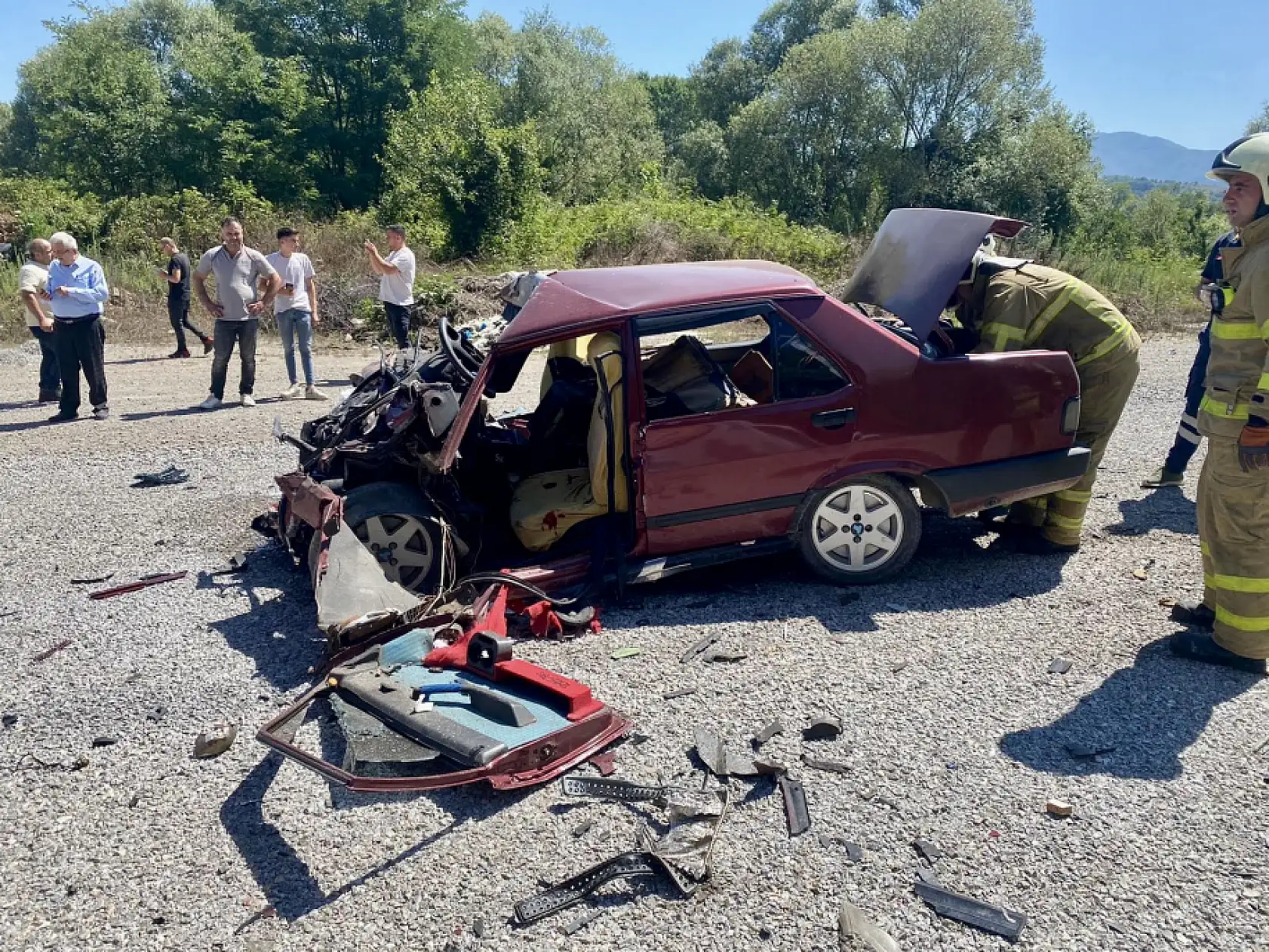 Minibüs ile Otomobil kafa kafaya çarpıştı