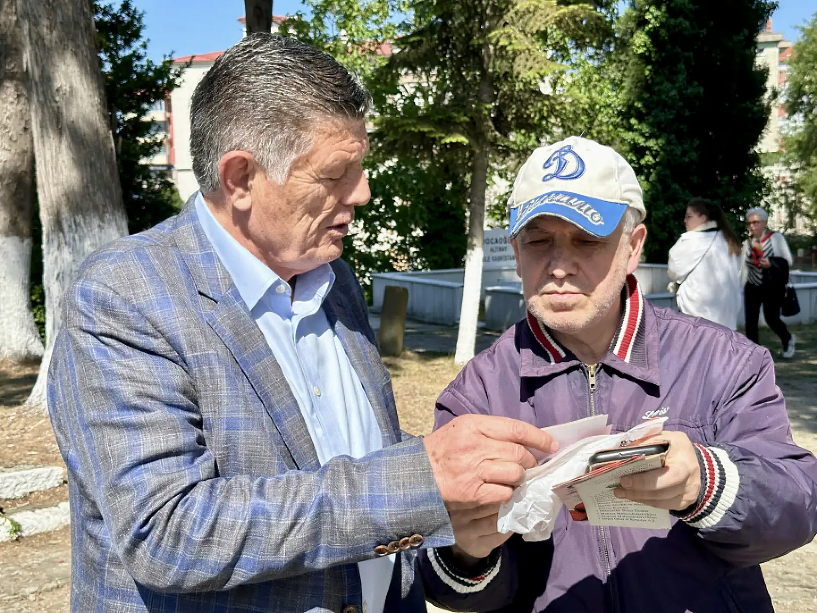 Dualar edildi, mezarlıklar çiçeklendi