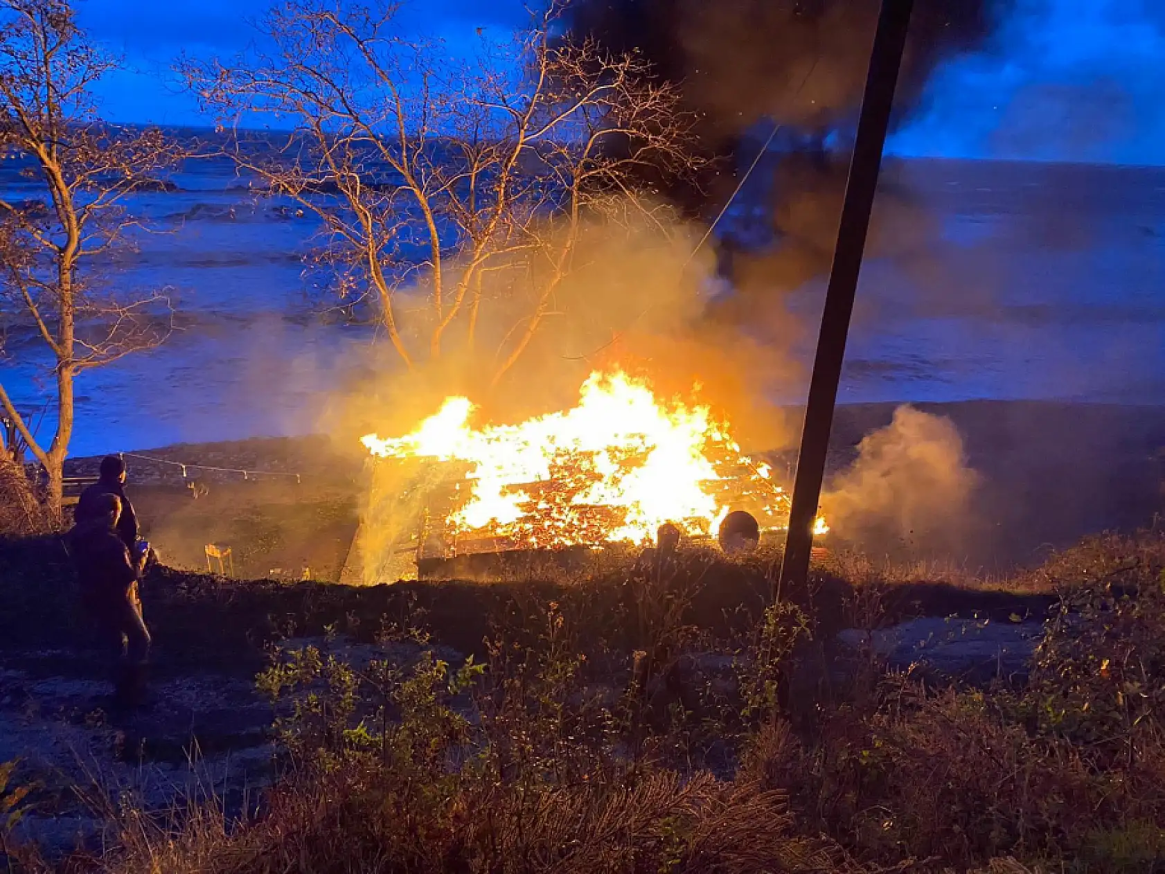 Sahilde korkutan yangın