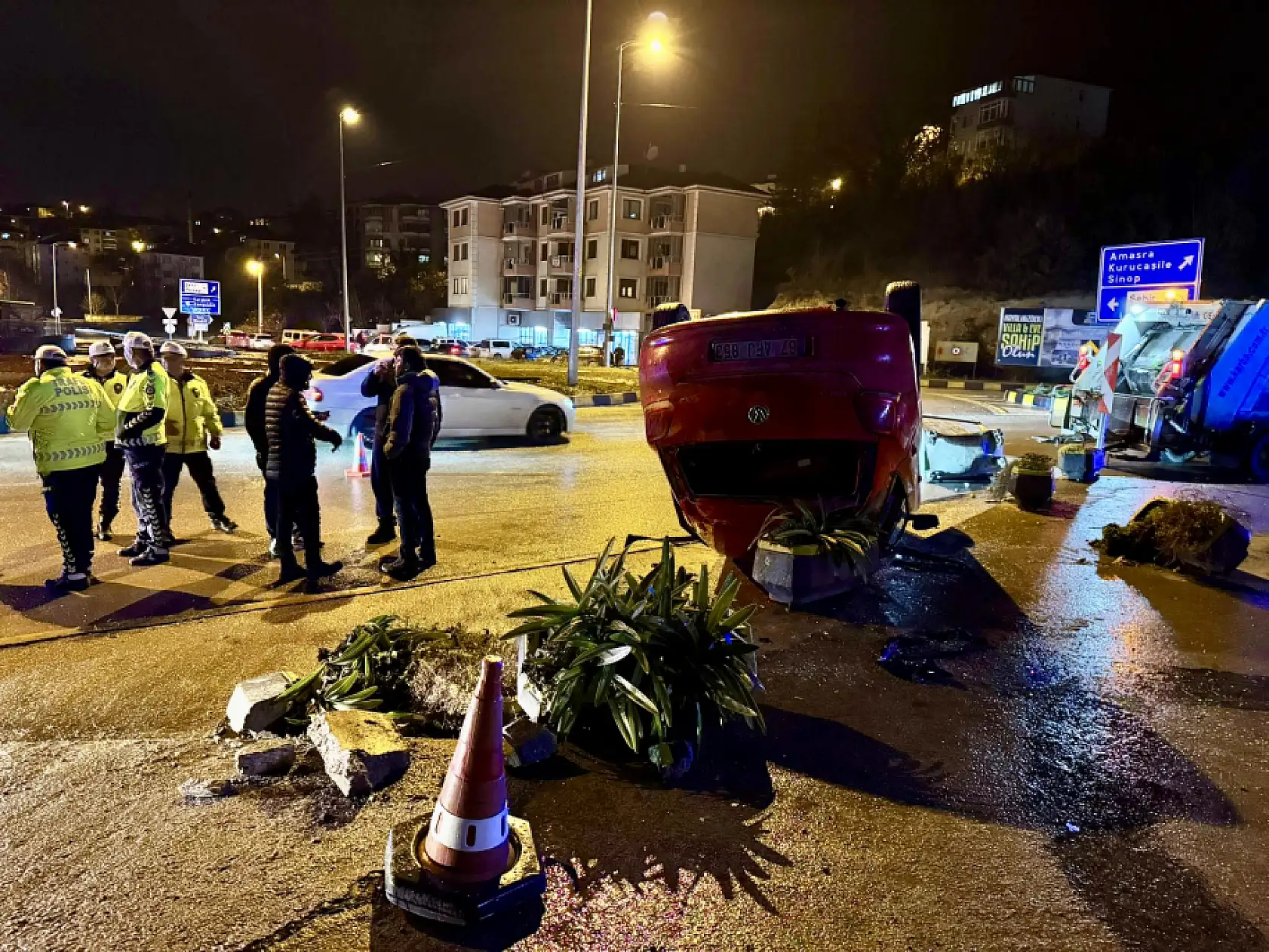 Akıllı kavşakta takla attı