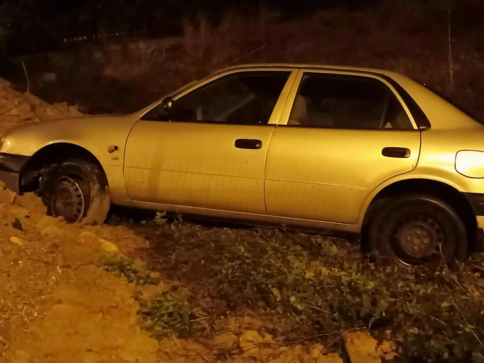 Yoldan çıktı, boş araziye uçtu