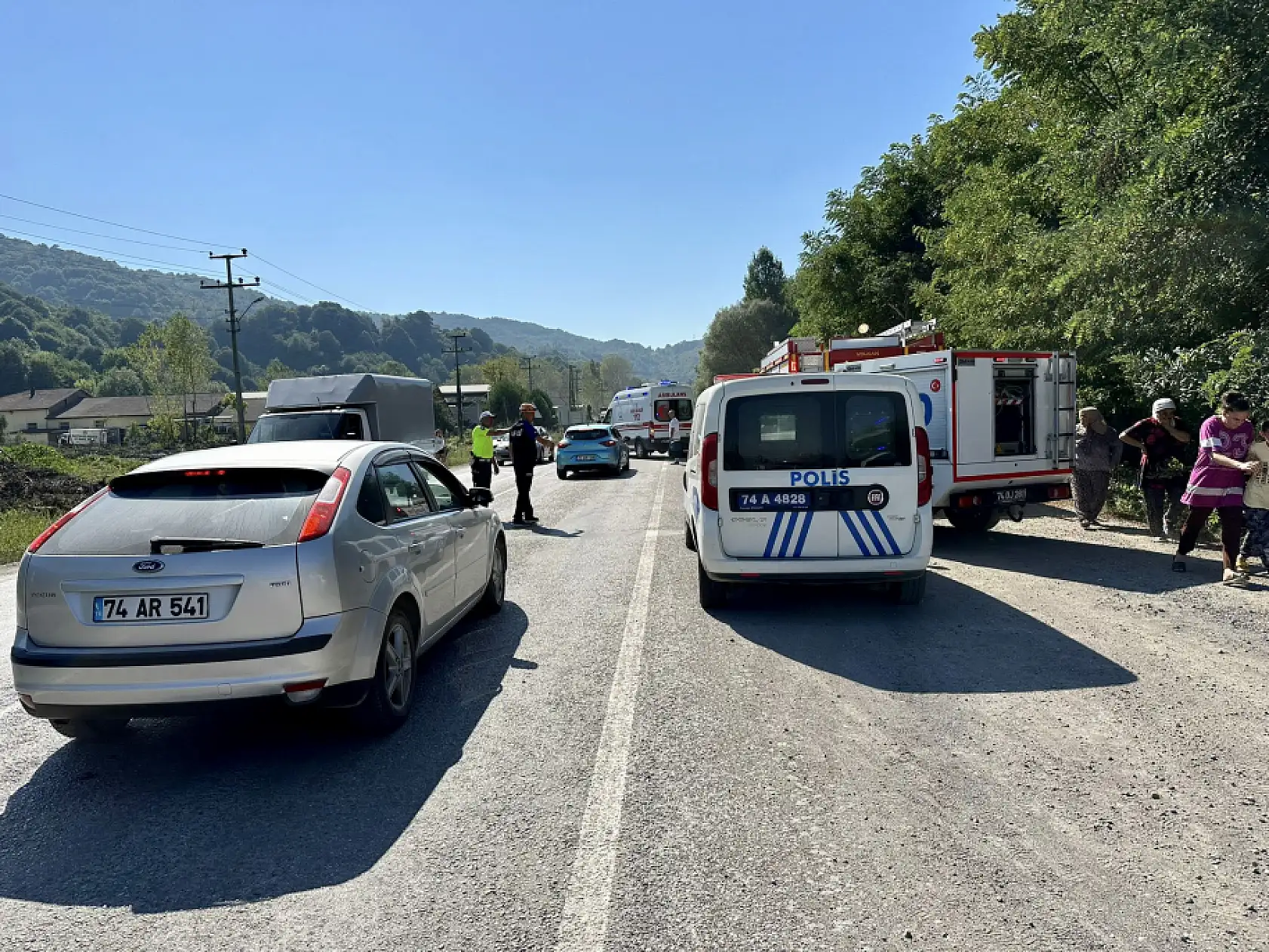 Yoldan çıktı, ağaca çarptı