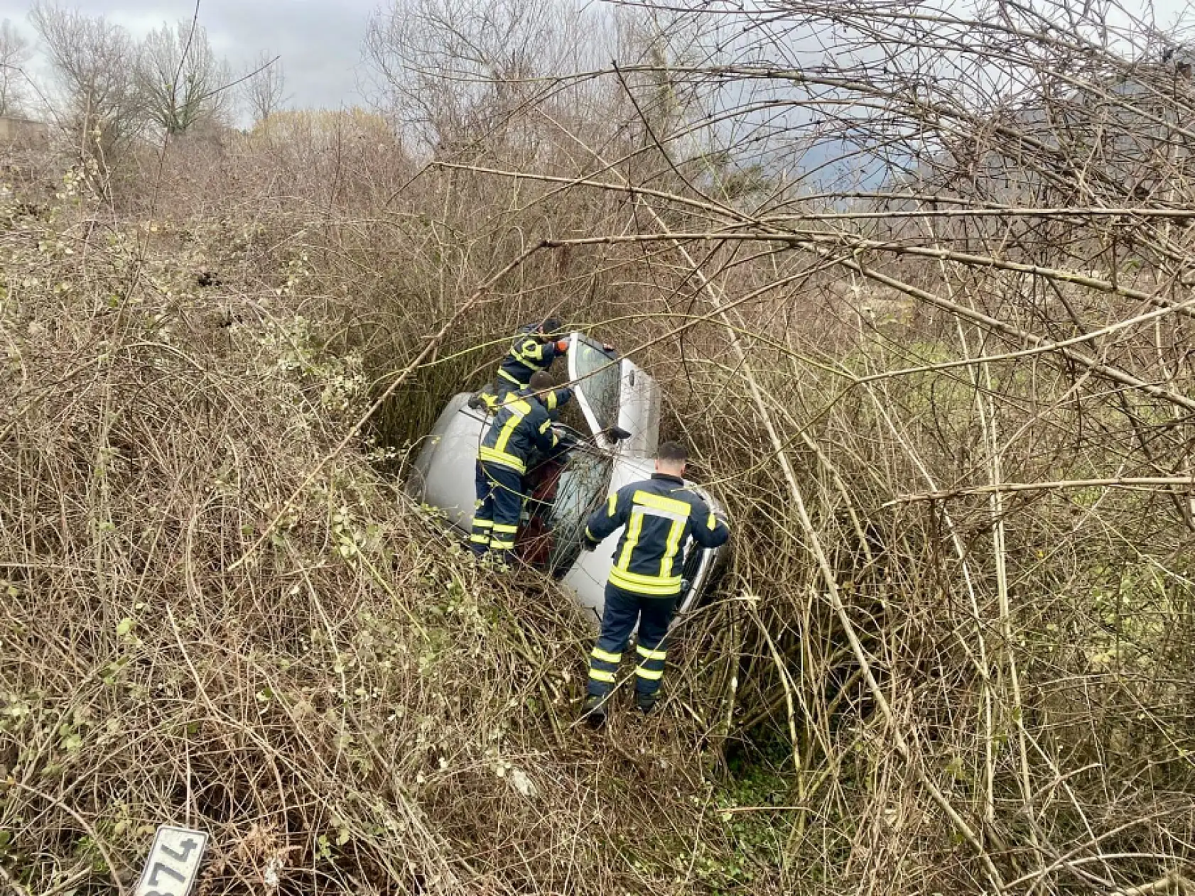 Araba şarampole uçtu