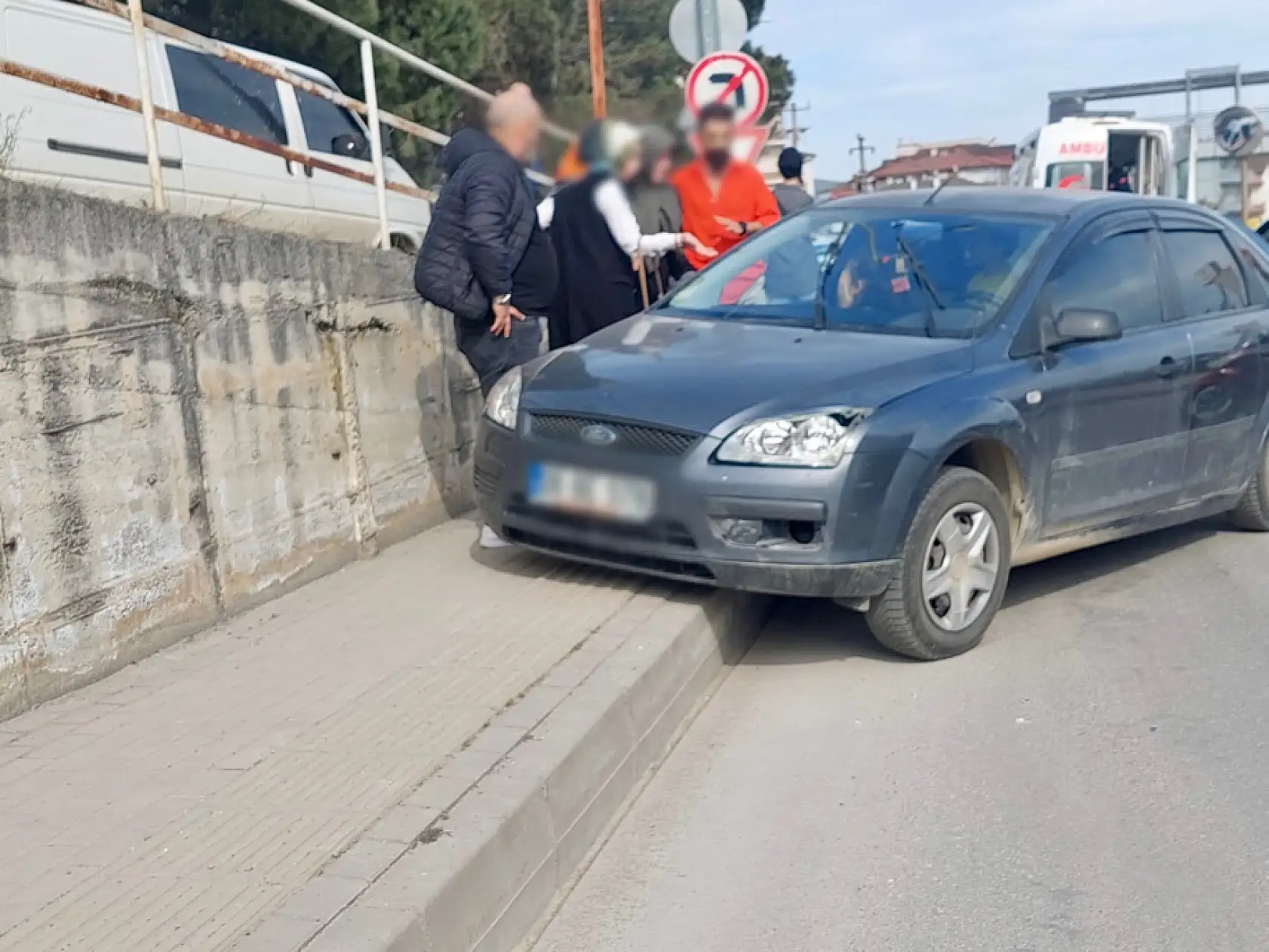 Otomobil ve motosiklet çarpıştı